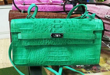 สินค้าแนะนำ : กระเป๋าสะพายหนังจระเข้แท้ สีเขียว
