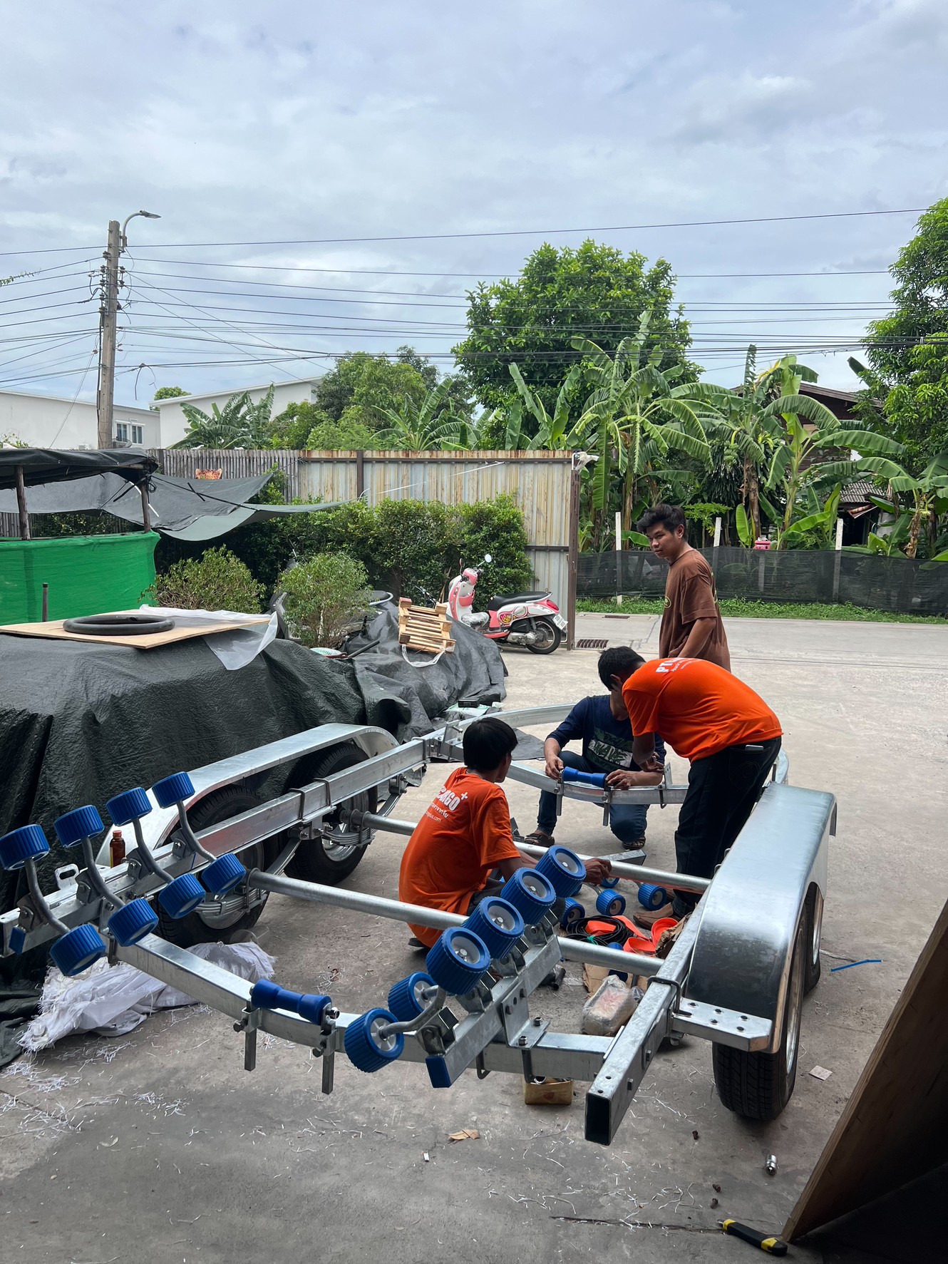 รถเทรเลอร์สำหรับลากเรือ เทรเลอร์ลากเรือไฟเบอร์กลาส ขนาดความยาวเรือ 27 -30 ฟุต ล้อยางใหม่ 4 เส้น