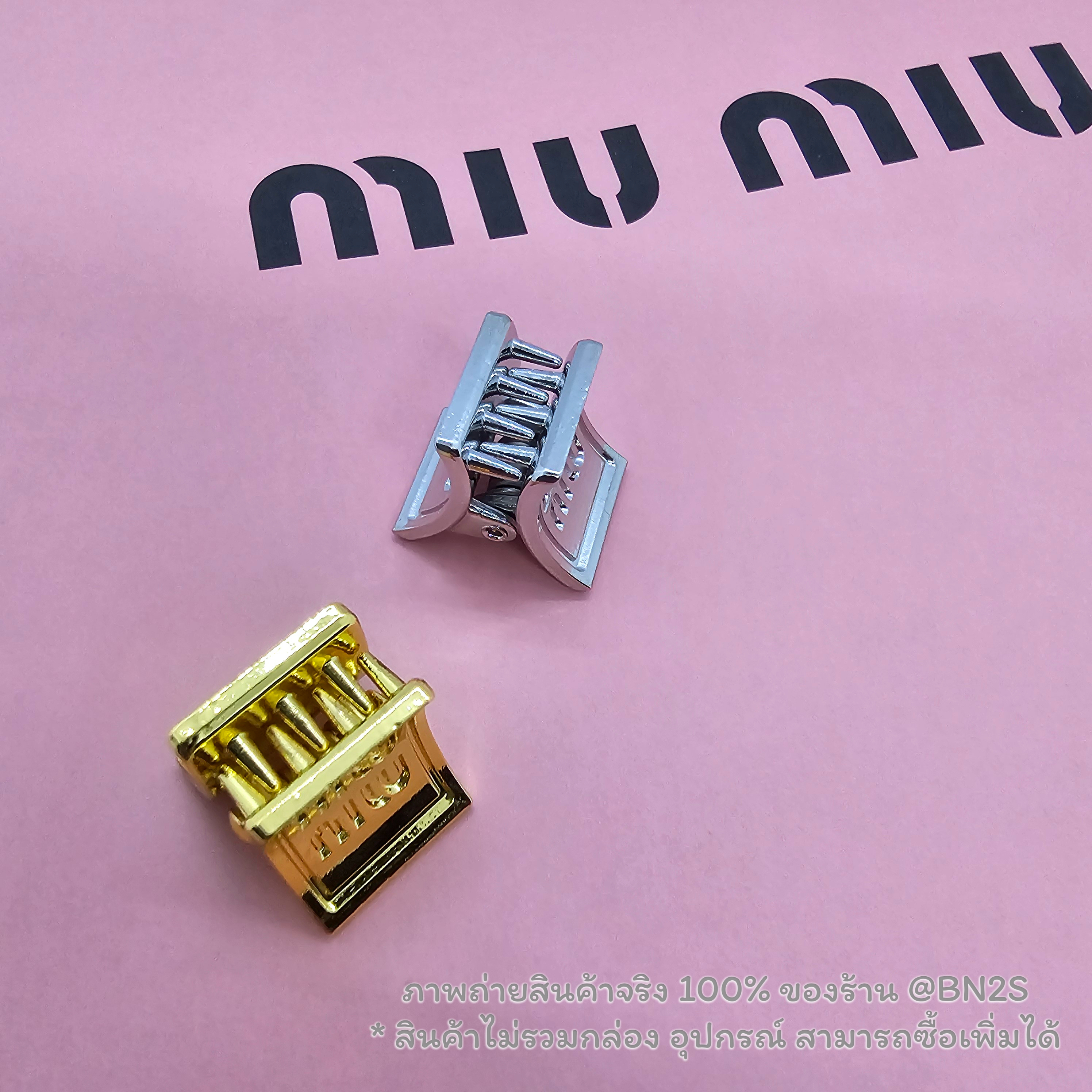 สีทอง | Miu Miu Metal Claw Clips With Perforated Logo Gold กิ๊บติดผมโลหะ มินิ แบรนด์ มิว มิว 1 ชิ้น มีให้เลือกสีเงิน สีทอง
