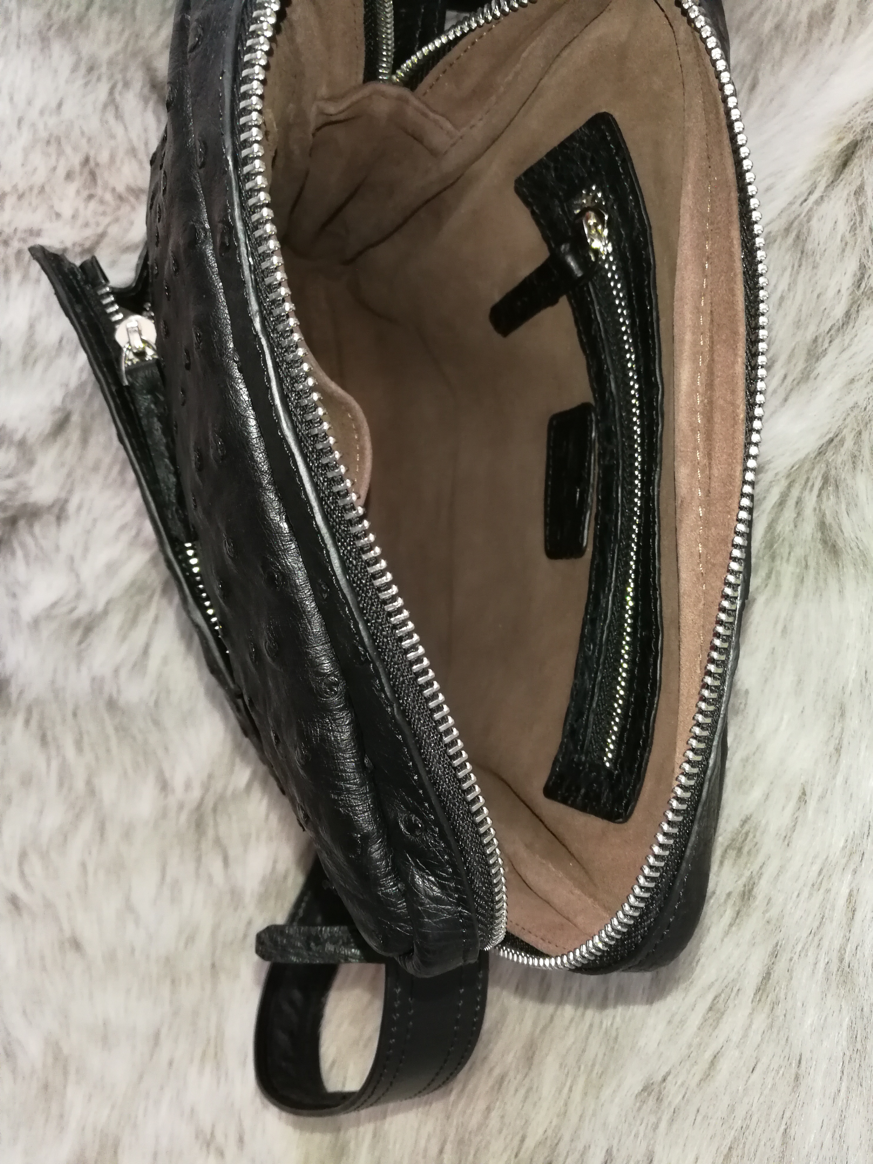 กระเป๋าสะพายชายหนังนกกระจอกเทศแท้ สีดำ รหัส OSM1018H-06-BL