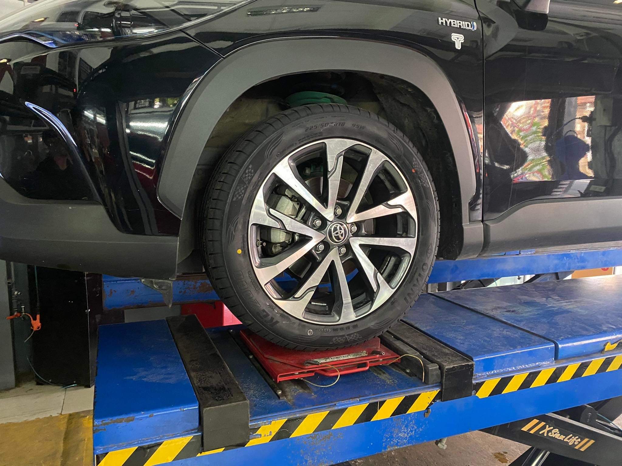 TOYOTA CHR เปลี่ยนยางรถยนต์เน้นใช้งานทั่วไป ไม่ต้องสมรรถนะสูง [+] OTANI KC2000 [+] ขนาด 225/50R18 โปรโมชั่นราคาพิเศษ ติดต่อสอบถามเพิ่มเติม โทร : 08-6569-1915 บุ๊ก และทีมงาน ยินดีต้อนรับครับ 𝙊𝙪𝙧 𝙎𝙚𝙧𝙫𝙞𝙘𝙚 บริการทางร้าน เรารับทำอะไรบ้าง 🔧 ติดตั้งยางแบบไร้รอย 100% 🔧 บริการสลับยาง ตามอายุ 🔧 มียางรถยนต์ทุกยี่ห้อให้เลือกซื้อ 🔧 เช็คช่วงล่าง แก้ปัญหาให้ตรงจุด 🔧 บริการล้างลิ้นปีกผีเสื้อ 🔧 บริการเช็คระยะรถยนต์ 🔧 เปลี่ยนถ่ายของเหลวทั้งระบบ 🔧 ตั้งศูนย์ด้วยเครื่อง HUNTER นำเข้าจาก USA สอบถามข้อมูลเพิ่มเติม หรือนัดหมายเข้ารับบริการ Tel : 08-6569-1915 Tel : 08-6544-5963 Line id : @88rw Tiktok : https://www.tiktok.com/@88rwycrr Youtube : https://youtube.com/@88rw Facebook : https://www.facebook.com/otaninon Location : https://goo.gl/maps/HrNUAZXPN94KvxZ98?coh=178573&entry=tt #รถยนต์มีปัญหาไม่รู้ต้องแก้ตรงไหน ทางเรายินดี ตรวจหาปัญหาและหาวิธีแก้ บอกลูกค้าก่อนลงมือทำเสมอราคาเป็นธรรมไม่เอาเปรียบ สบายใจคุณลูกค้า ---------------------------------- ดูแลให้คำปรึกษาทุกปัญหาคาใจ ไม่ทิ้งลูกค้า มีบริการหลังการขาย 【ให้ผู้เชี่ยวชาญของเรา ดูแลรถคุณ】 ร้านยางเจริญรุ่งเรือง ยินดีต้อนรับครับ #ยางรถยนต์ #OTANI #KC2000