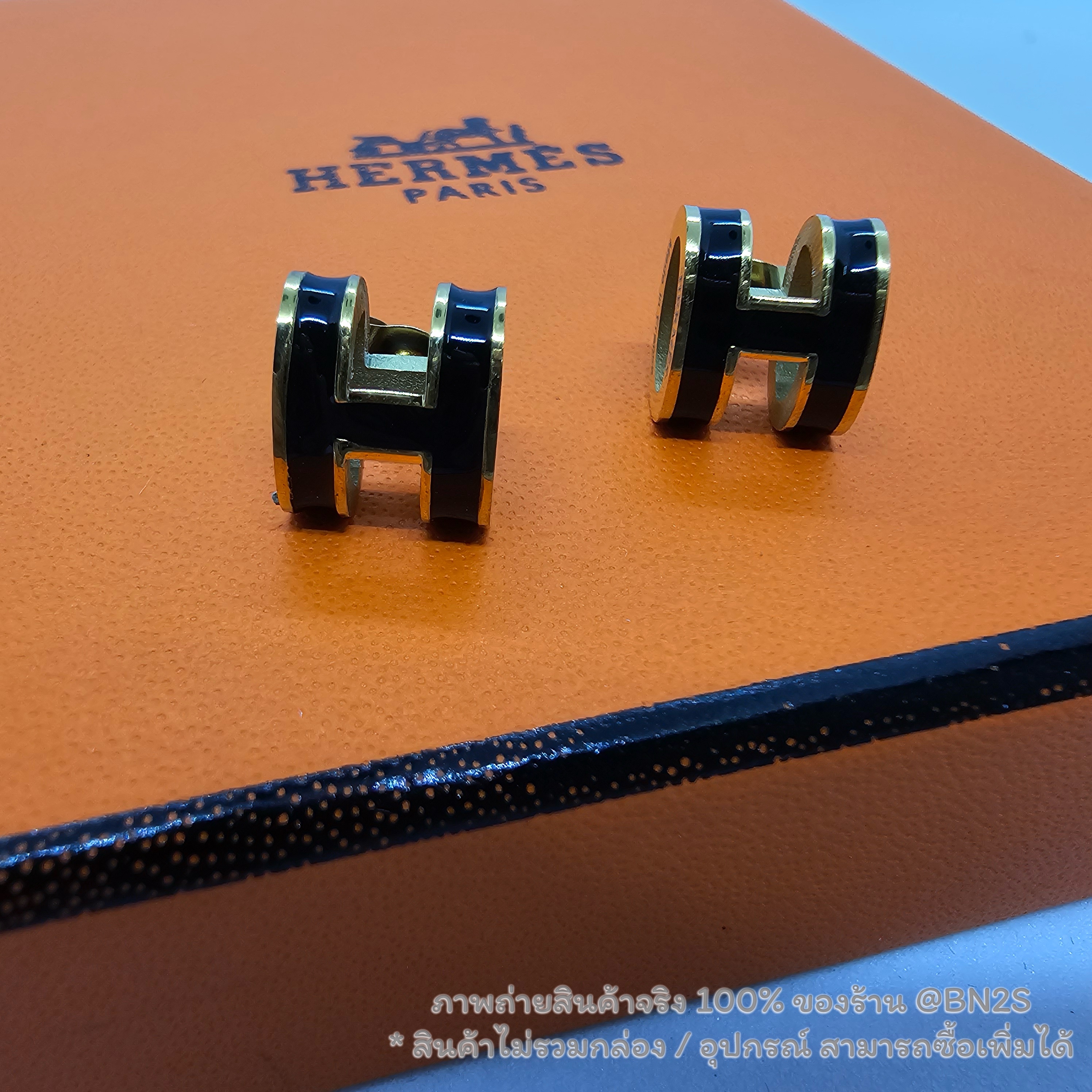 สีดำ | Hermes POP H EARRINGS ต่างหูรูปตัวอักษร H รุ่น ป๊อป งานปั๊มโลโก้ งานสวย มีให้เลือก 4 สี ดำ ส้ม ขาว แดง พร้อมส่งในไทย ไม่รวมกล่อง อุปกรณ์ สำเนา