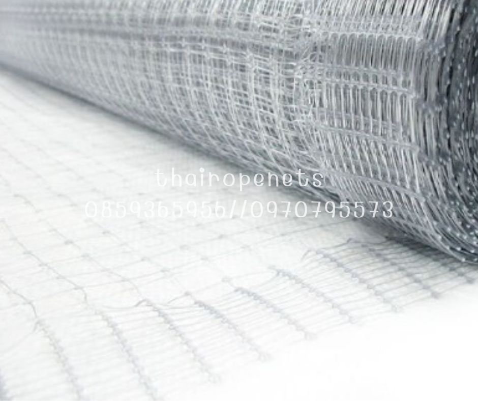 ตาข่ายกันนก หรือ ตาข่ายกรงไก่ ตาข่ายมีลักษณะเป็นเส้นเอ็น ผลิตจากพลาสติกโพลีโพรไพลีน (Polypropylene - PP) คุณสมบัติ เหนียว น้ำหนักเบา คล้ายเส้นเอ็น ทอเป็นรูปเนื้อเดียวกันทั้งหมด เครือบด้วยสารป้องกัน UV ทนต่อแสงแดด ทนน้ำ ไม่เป็นสนิม