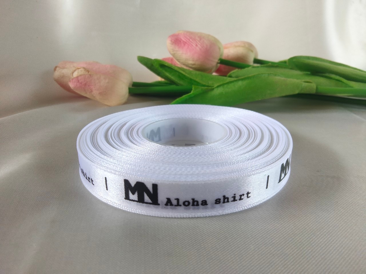 ป้ายคอเสื้อ เนื้อริบบิ้นซาติน 1.3 ซม. ริบบิ้นสีขาว 1 พิมพ์ดำ 1 ม้วน