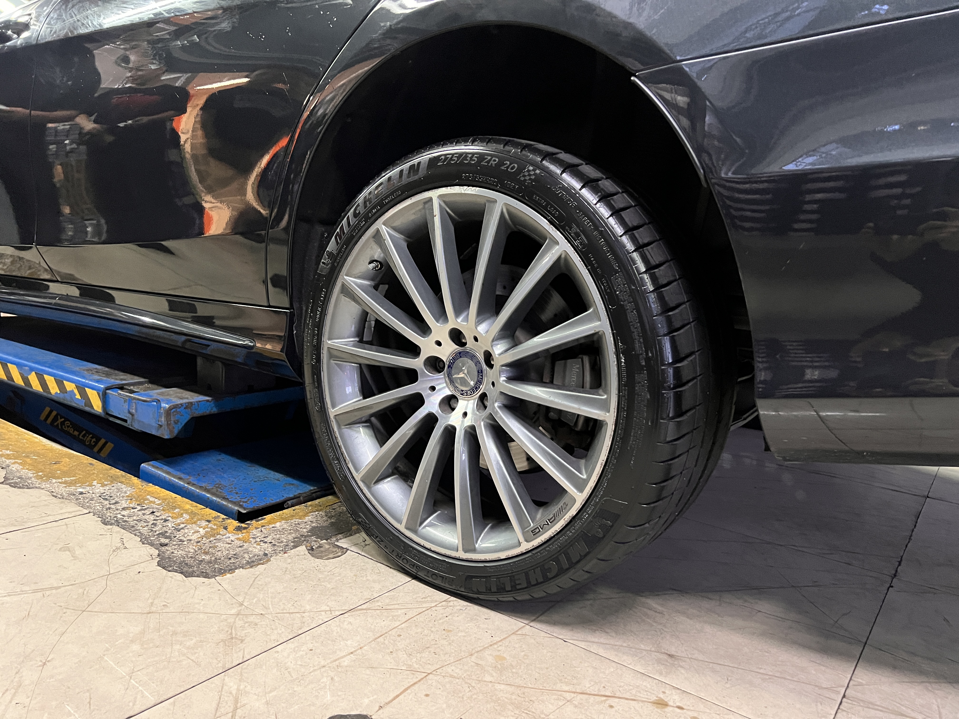 [+] MICHELIN PILOT SPORT 4 ZP *Runflat ขนาด 275/35R20 *เพื่อความสะดวกในการรับบริการ นัดหมายเวลาก่อนเข้ารับบริการทุกครั้งครับ 𝙊𝙪𝙧 𝙎𝙚𝙧𝙫𝙞𝙘𝙚 บริการทางร้านเรารับทำอะไรบ้าง 🔧 ติดตั้งยางแบบไร้รอย 100% 🔧 บริการสลับยาง ตามอายุ 🔧 มียางรถยนต์ทุกยี่ห้อให้เลือกซื้อ 🔧 เช็คช่วงล่าง แก้ปัญหาให้ตรงจุด 🔧 บริการล้างลิ้นปีกผีเสื้อ 🔧 บริการเช็คระยะรถยนต์ 🔧 เปลี่ยนถ่ายของเหลวทั้งระบบ 🔧 ตั้งศูนย์ด้วยเครื่อง HUNTER นำเข้าจาก USA สอบถามข้อมูลเพิ่มเติม หรือนัดหมายเข้ารับบริการ ☎️ : 08-6569-1915 ☎️ : 08-6544-5963 Line id : @88rw Tiktok : https://www.tiktok.com/@88rwycrr Youtube : https://youtube.com/@88rw Facebook : https://www.facebook.com/88rwtire Location : https://goo.gl/maps/HrNUAZXPN94KvxZ98?coh=178573&entry=tt #รถยนต์มีปัญหาไม่รู้ต้องแก้ตรงไหน ทางเรายินดี ตรวจหาปัญหาและหาวิธีแก้ บอกลูกค้าก่อนลงมือทำเสมอราคาเป็นธรรมไม่เอาเปรียบ สบายใจคุณลูกค้า ร้านยางเจริญรุ่งเรือง ยินดีต้อนรับครับ