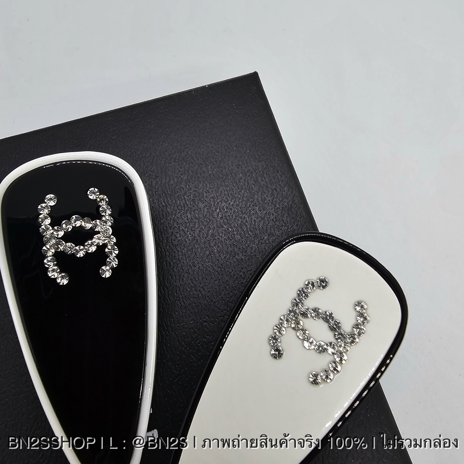 ขาว | CHANEL CC Print Logo Hair Clip กิ๊บติดผมโลโก้ ลายโลโก้ CC ตัวหนีบปากเป็ด สไตล์เกาหลี งานน่ารักมาก