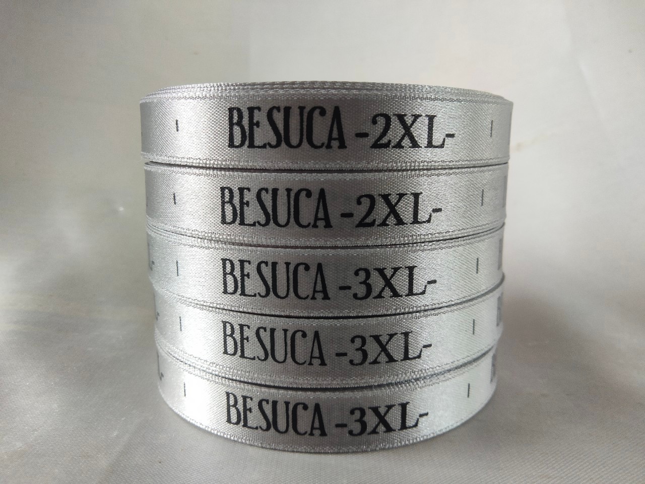 ป้ายคอเสื้อ เนื้อริบบิ้นซาติน 1.3 ซม. ริบบิ้นสีเทา พิมพ์ดำ 5 ม้วน