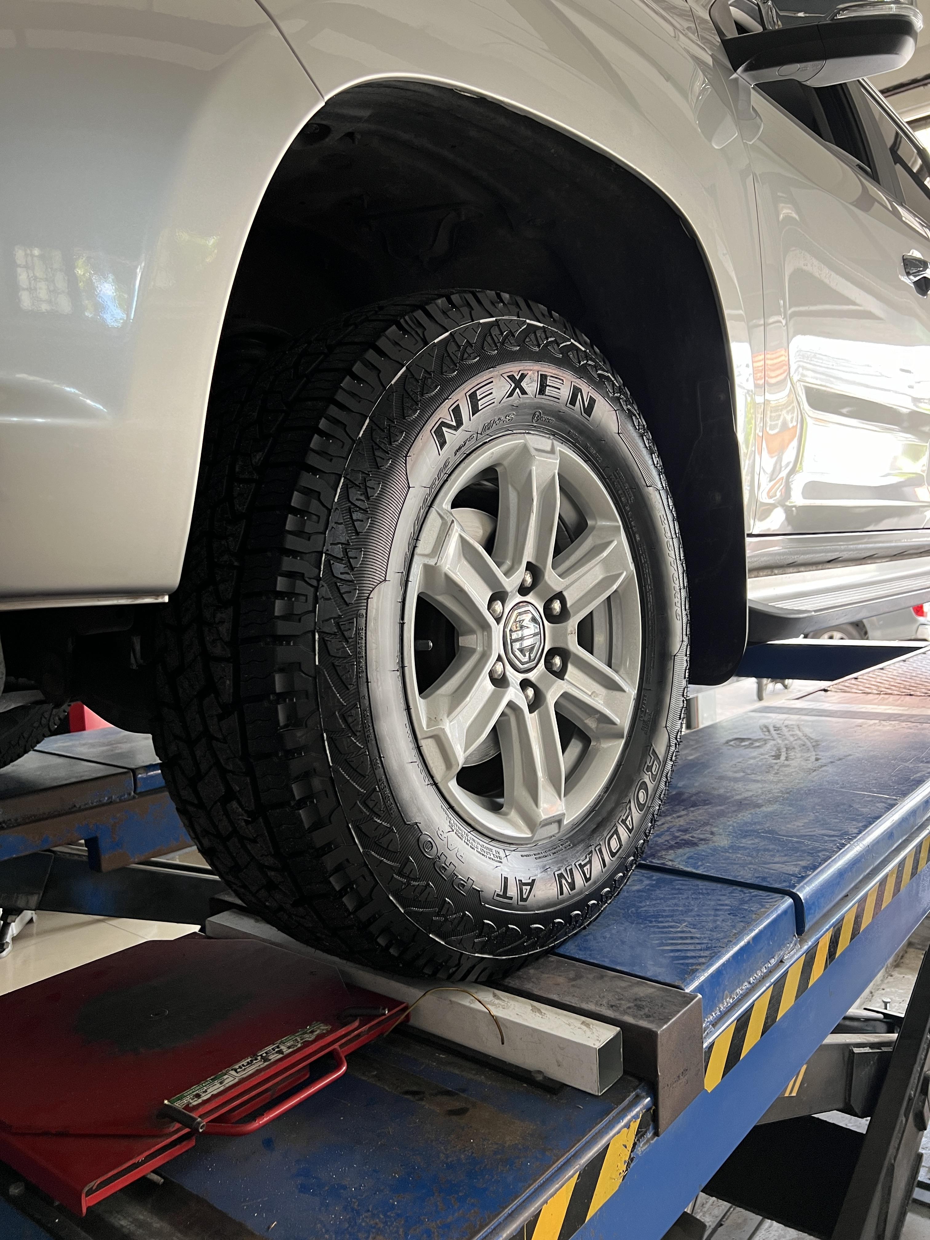 ISUZU DMAX เปลี่ยนยางรถยนต์ใช้งานประจำวัน [+] NEXEN RA8 245/70R16 #ถ่ายให้เป๊ะแชร์ให้ปังกับยางNexen #เส้นต่อไปใช้เน็กเซ็น #nexentirethailand #nexentire #ยางรถยนต์ *เพื่อความรวดเร็วนัดหมายก่อนเข้ารับบริการครับ 𝙊𝙪𝙧 𝙎𝙚𝙧𝙫𝙞𝙘𝙚 บริการทางร้านเรารับทำอะไรบ้าง 🔧 มียางรถยนต์ทุกยี่ห้อให้เลือกซื้อ 🔧 โช้คอัพ สปริง 🔧 เช็คช่วงล่าง แก้ปัญหาให้ตรงจุด 🔧 ติดตั้งยางแบบไร้รอย 100% 🔧 บริการสลับยาง ตามอายุ 🔧 บริการล้างลิ้นปีกผีเสื้อ 🔧 บริการเช็คระยะรถยนต์ 🔧 เปลี่ยนถ่ายของเหลวทั้งระบบ 🔧 ตั้งศูนย์ด้วยเครื่อง HUNTER นำเข้าจาก USA สอบถามข้อมูลเพิ่มเติม หรือนัดหมายเข้ารับบริการ ☎️ : 08-6569-1915 ☎️ : 08-6544-5963 Line id : @88rw Tiktok : https://www.tiktok.com/@88rwycrr Youtube : https://youtube.com/@88rw Facebook : https://www.facebook.com/88rwtire Location : https://goo.gl/maps/HrNUAZXPN94KvxZ98? #รถยนต์มีปัญหาไม่รู้ต้องแก้ตรงไหน ทางเรายินดี ตรวจหาปัญหาและหาวิธีแก้ บอกลูกค้าก่อนลงมือทำเสมอราคาเป็นธรรม