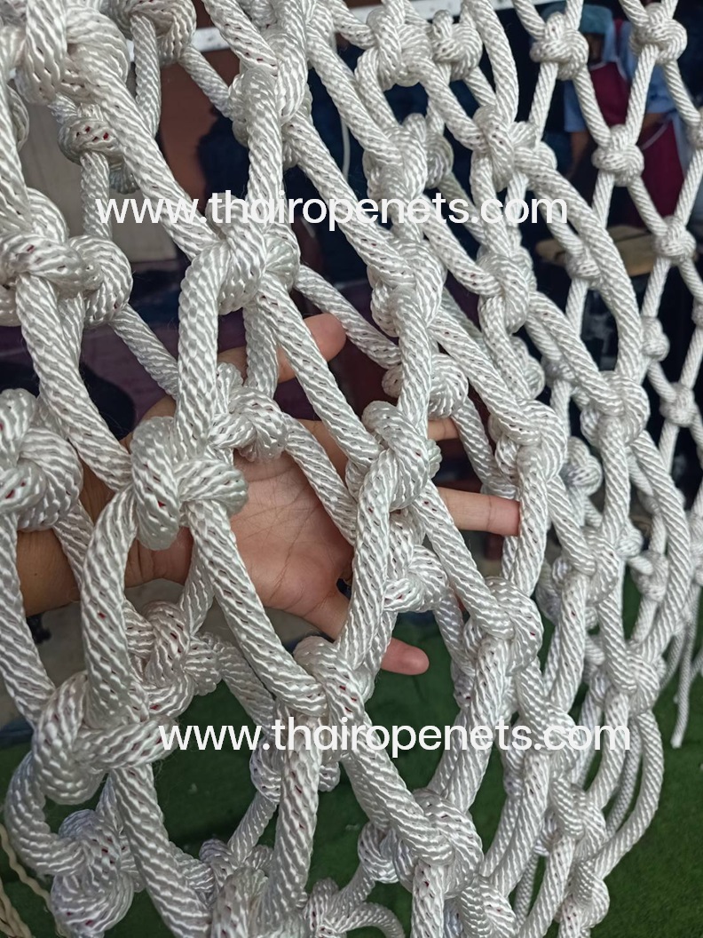 Safety Net Polyester ตาข่ายกันตก ทำเครื่องเล่นสนามเด็กเล่น ราวสะพาน ราวระเบียง กั้นเตียง 2 ชั้น มีสินค้าพร้อมส่ง