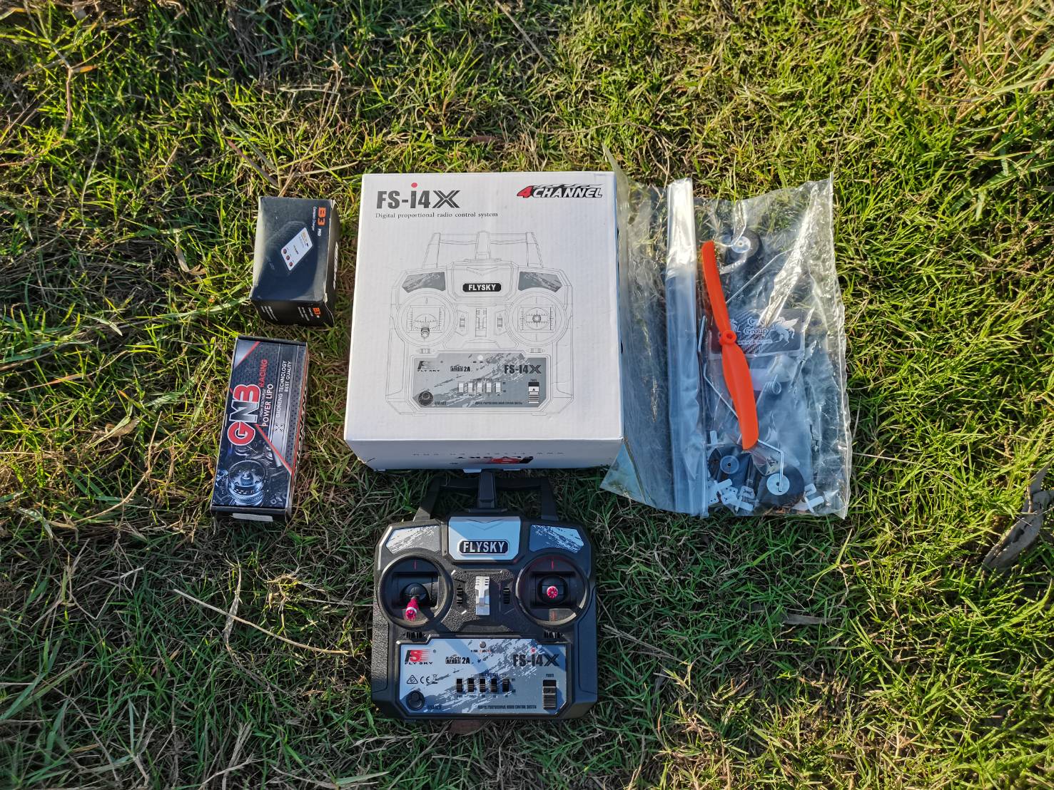 เครื่องบินบังคับวิทยุ Trainer 4CH 2.4GHZ 2217-1500KV ปีก 80CM วิทยุ FS I4X พร้อมแบตเตอร์รี่ เครื่องชร์าจ