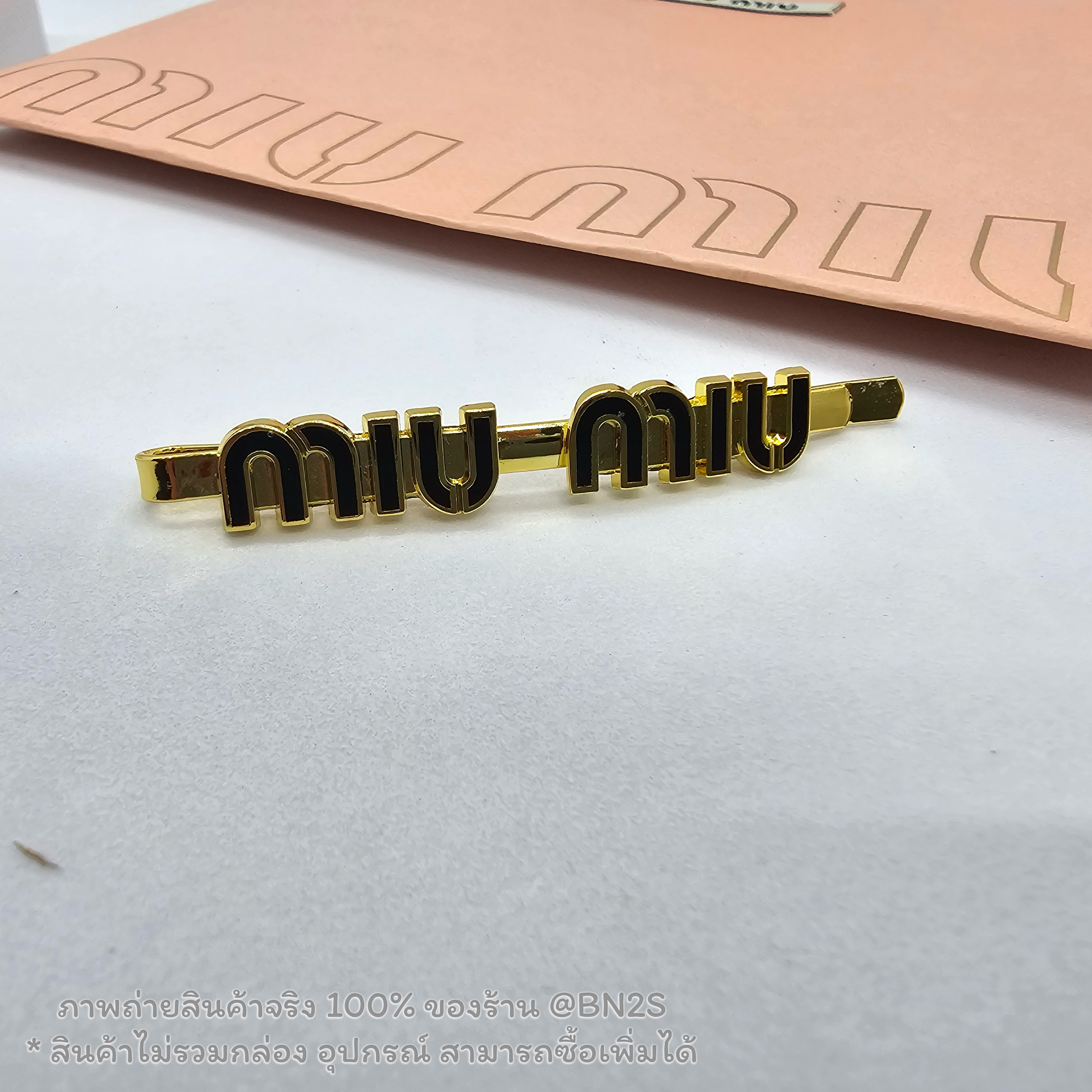 สีดำ | MIU MIU CASUAL HAIR CLIP คลิปหนีบผมโลโก้มิว มิว อะไหล่สีทอง งานสวยพร้อมส่ง มี 3 สีให้เลือก 1 ชิ้น 💕 เลเซอร์ด้านหลัง