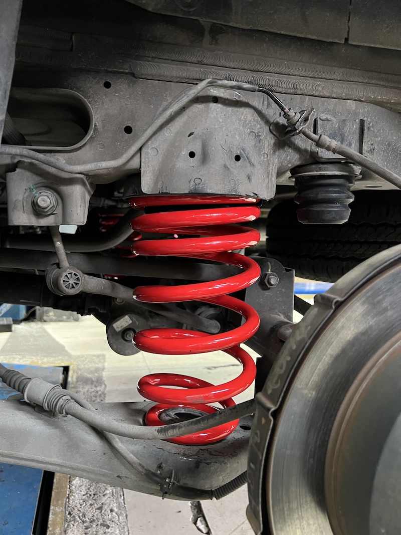 Hyundai H1 | โช้คอัพหลัง YSS DTG Plus + สปริง YSS Performance | แก้รถตู้โคลงเคลง นุ่มหนึบ ปรับ 7 ระดับ - ยางเจริญรุ่งเรือง ใครใช้ Hyundai H1 แล้วรู้สึกว่ารถตู้โดยสารมีอาการ ท้ายโยน, ย้วยส่าย หรือ โคลงเคลงหนัก เมื่อเข้าโค้ง... ถึงเวลาอัปเกรดชุดใหญ่เพื่อความมั่นคงและความสบายระดับ VIP แล้วครับ! เราจัดชุดอัปเกรดเพื่อสมรรถนะและความนิ่งสูงสุด! ✅ โช้คอัพ YSS DTG Plus คู่หลัง: โช้คอัพหลังปรับความหนืดได้ 7 ระดับ (6 คลิ๊ก) ช่วยควบคุมอาการโยนตัวของท้ายรถได้อย่างตรงจุด ✅ สปริง YSS Performance (หน้า/หลัง): สปริงที่ออกแบบมาเพื่อ บาลานซ์น้ำหนักรถตู้ โดยเฉพาะ ช่วยให้รถนิ่งและลดอาการโคลงเคลงของตัวรถ ✅ VVSC Technology: โช้คอัพทำงานอัจฉริยะ ให้ความนุ่มนวลเมื่อขับช้า และหนึบแน่นเมื่อใช้ความเร็ว ✅ จบครบในที่เดียว: ติดตั้ง Setup และบริการ ตั้งศูนย์ (Hunter) ที่ร้าน ยางเจริญรุ่งเรือง นนทบุรี สิ่งที่จะได้รับหลังจากเข้ารับบริการ: นิ่งสนิท มั่นใจ: รถโคลงเคลงน้อยลงอย่างชัดเจน ผู้โดยสารนั่งสบายยิ่งขึ้น ควบคุมแม่นยำ: พวงมาลัยตอบสนองดีขึ้น หายขาดจากอาการท้ายโยน คุ้มค่าทนทาน: อะไหล่คุณภาพสูงที่วางใจได้ในทุกการเดินทาง 👉 ยกระดับรถตู้ของคุณให้ขับขี่ปลอดภัยและสบายที่สุด! นัดหมายเข้ารับบริการได้เลยครับ 📌 สอบถามข้อมูลเพิ่มเติม หรือนัดหมายเข้ารับบริการ ☎️ : 08-6569-1915 ☎️ : 08-6544-5963 💬 Line id : @88rw 📍 Location : https://goo.gl/maps/HrNUAZXPN94KvxZ98 🌐 Facebook : https://www.facebook.com/88rwtire #Hyundai #H1 #รถตู้ #YSS #DTGPlus #YSSPerformance #โช้คอัพ #ช่วงล่าง #แก้รถโคลง #ยางเจริญรุ่งเรือง #นนทบุรี #งามวงศ์วาน #ตั้งศูนย์