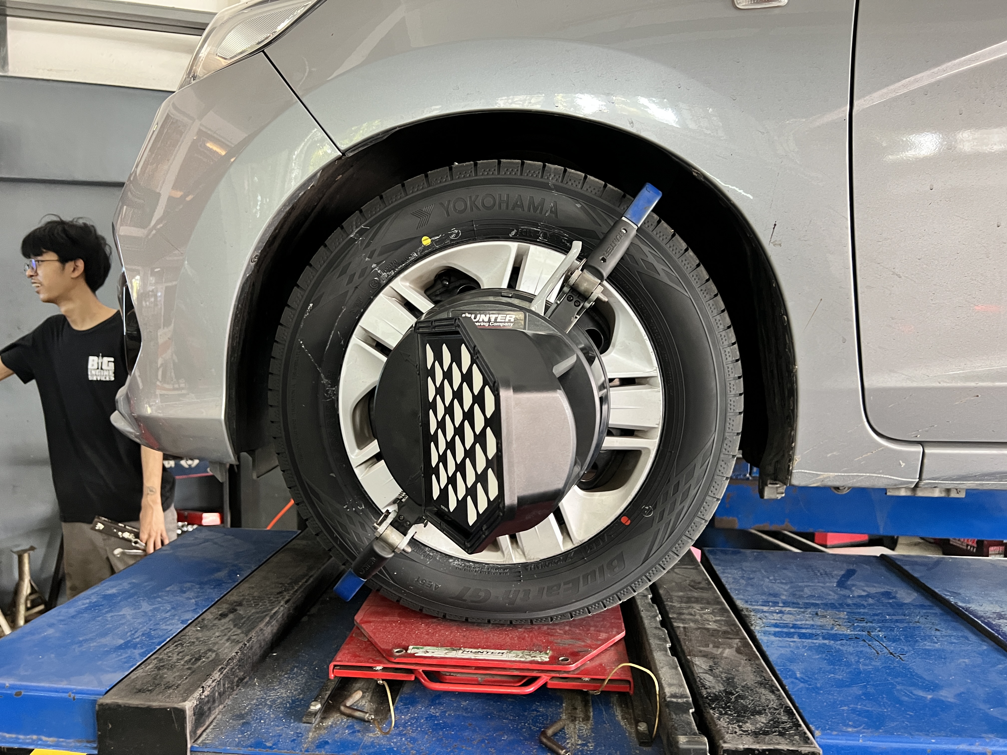 Honda Jazz GK เปลี่ยนยางรถยนต์ใช้งานรุ่นเดิม นุ่มหนึบ [+] YOKOHAMA BLUEARTH AE51 Made in Japan ขนาด 185/65R15 𝙊𝙪𝙧 𝙎𝙚𝙧𝙫𝙞𝙘𝙚 บริการทางร้าน เรารับทำอะไรบ้าง 🔧 ติดตั้งยางแบบไร้รอย 100% 🔧 บริการสลับยาง ตามอายุ 🔧 มียางรถยนต์ทุกยี่ห้อให้เลือกซื้อ 🔧 เช็คช่วงล่าง แก้ปัญหาให้ตรงจุด 🔧 บริการล้างลิ้นปีกผีเสื้อ 🔧 บริการเช็คระยะรถยนต์ 🔧 เปลี่ยนถ่ายของเหลวทั้งระบบ 🔧 ตั้งศูนย์ด้วยเครื่อง HUNTER นำเข้าจาก USA สอบถามข้อมูลเพิ่มเติม หรือนัดหมายเข้ารับบริการ Tel : 08-6569-1915 Tel : 08-6544-5963 Line id : @88rw Tiktok : https://www.tiktok.com/@88rwycrr Youtube : https://youtube.com/@88rw Facebook : https://www.facebook.com/otaninon Location : https://goo.gl/maps/HrNUAZXPN94KvxZ98?coh=178573&entry=tt #รถยนต์มีปัญหาไม่รู้ต้องแก้ตรงไหน ทางเรายินดี ตรวจหาปัญหาและหาวิธีแก้ บอกลูกค้าก่อนลงมือทำเสมอราคาเป็นธรรมไม่เอาเปรียบ สบายใจคุณลูกค้า ---------------------------------- ดูแลให้คำปรึกษาทุกปัญหาคาใจ ไม่ทิ้งลูกค้า มีบริการหลังการขาย 【ให้ผู้เชี่ยวชาญของเรา ดูแลรถคุณ】 ร้านยางเจริญรุ่งเรือง ยินดีต้อนรับครับ ---------------------------------- #โช๊คอัพรถยนต์ #monroe #yss #kayaba #profender #ร้านยางเจริญรุ่งเรือง #นนทบุรี #งามวงศ์วาน #amsfix #บริการช่วงล่างรถยนต์ #ซ่อมบำรุงช่วงล่าง #เซทอัพโช๊คอัพรถยนต์