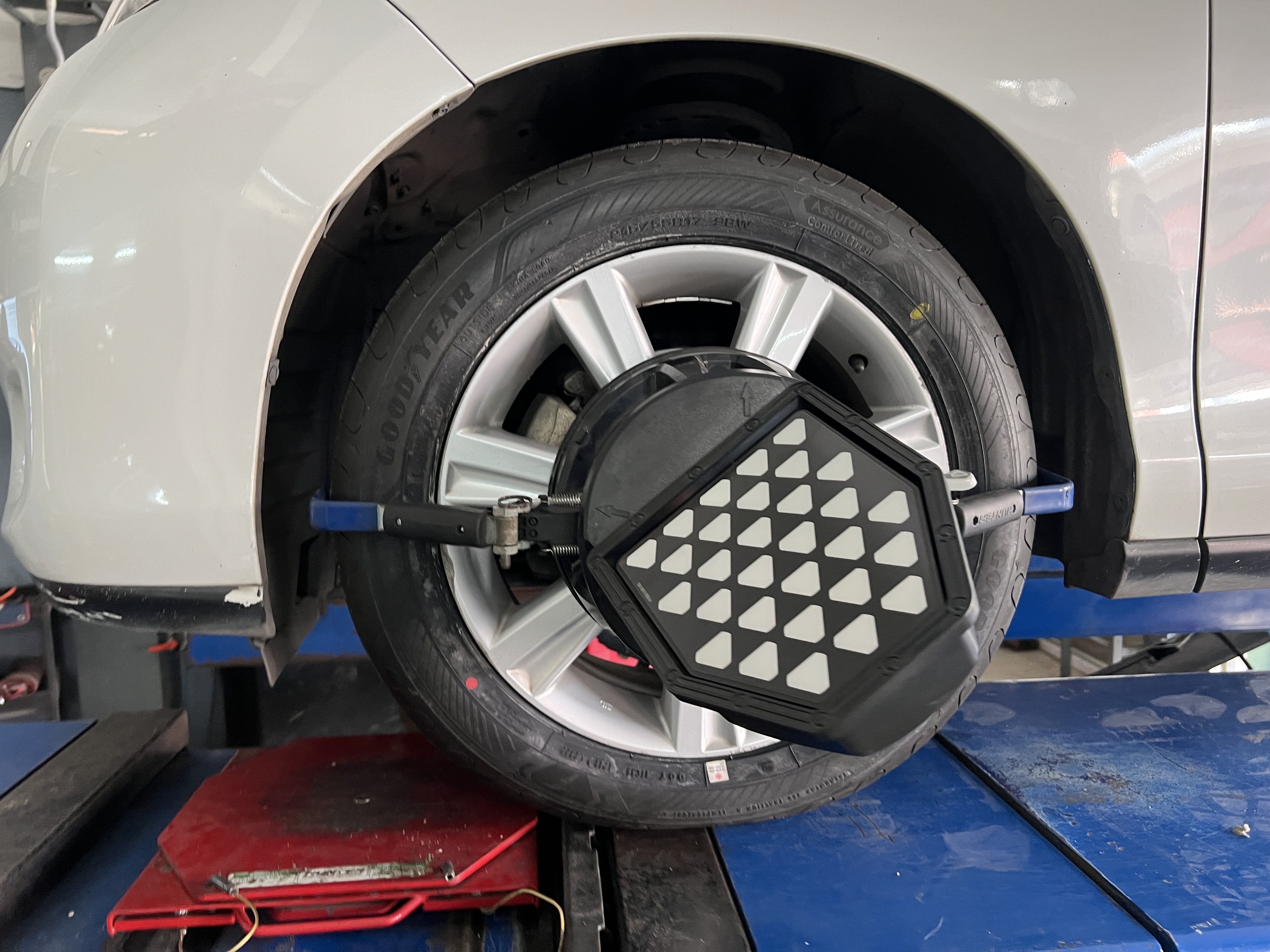 [GOODYEAR]Toyota Estima เข้ารับบริการเปลี่ยนยางรถยนต์ Goodyear สายนุ่มนวล Assurance Comforttred พร้อมบริการติดตั้ง และบริการตั้งศูนย์ ครบ จบที่เดียว โทร. 08-6569-1915