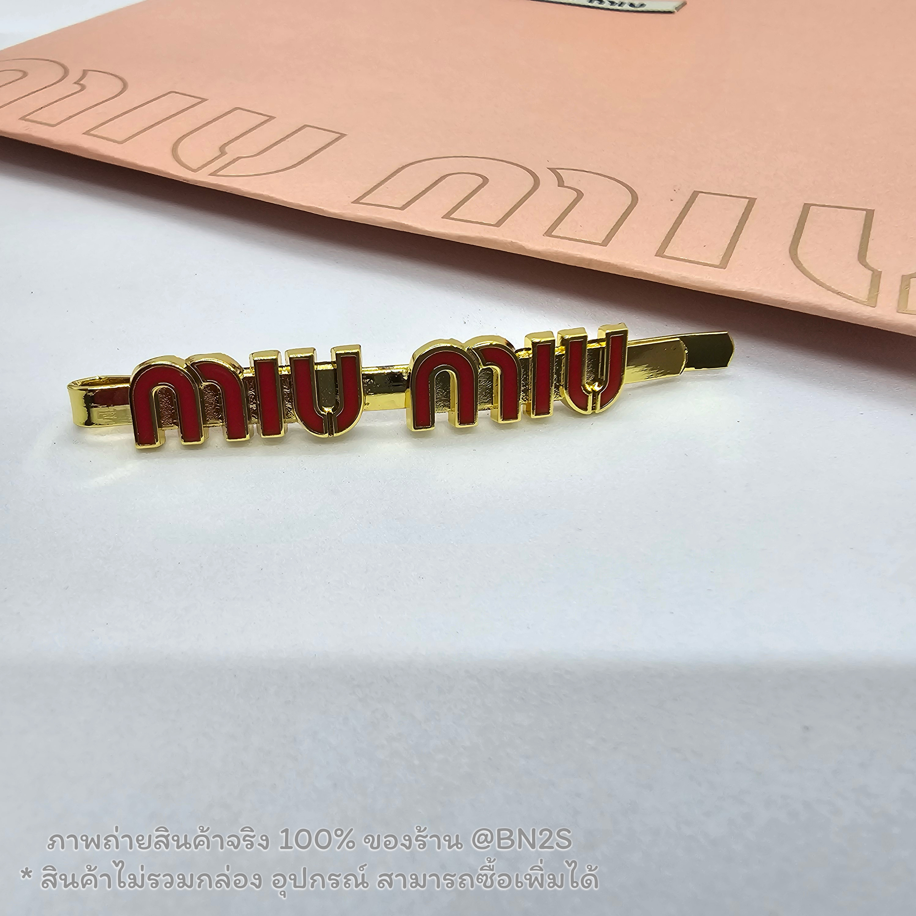 สีแดง | MIU MIU CASUAL HAIR CLIP คลิปหนีบผมโลโก้มิว มิว อะไหล่สีทอง งานสวยพร้อมส่ง มี 3 สีให้เลือก 1 ชิ้น 💕 เลเซอร์ด้านหลัง
