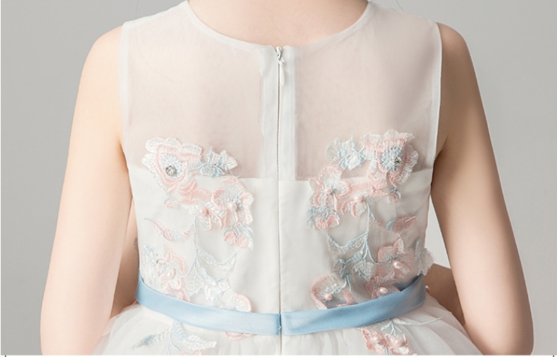 ชุดเดรสออกงานสีขาว ลวดลายดอกไม้สวยงาม โบว์คาดเอวสีฟ้า