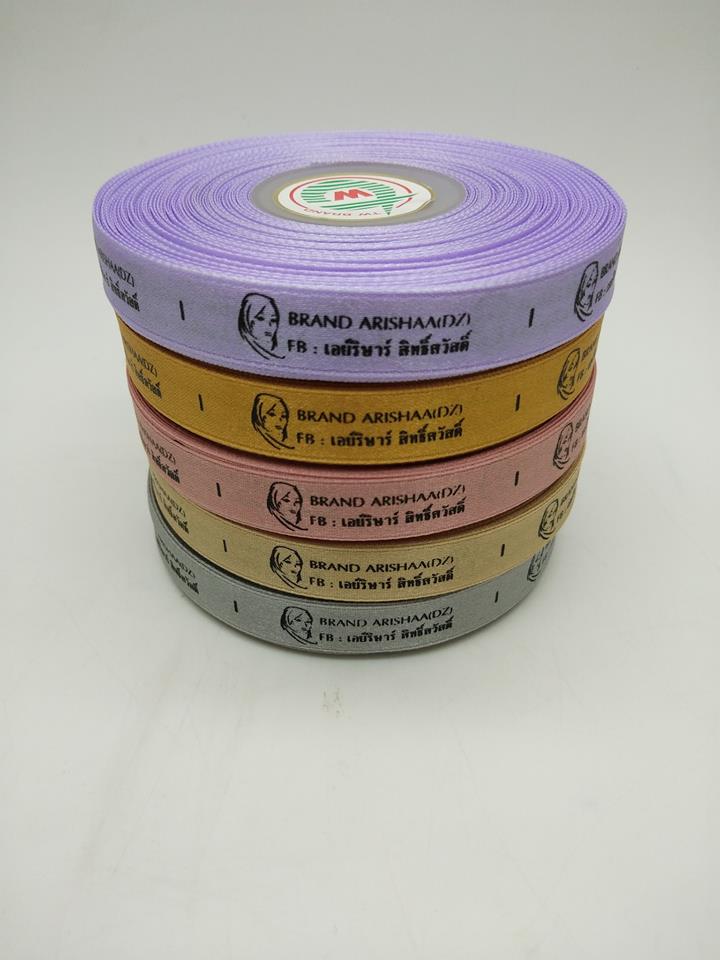 ป้ายคอเสื้อ เนื้อริบบิ้นซาติน 1.3 ซม. ริบบิ้นคละสี พิมพ์ดำ 5 ม้วน