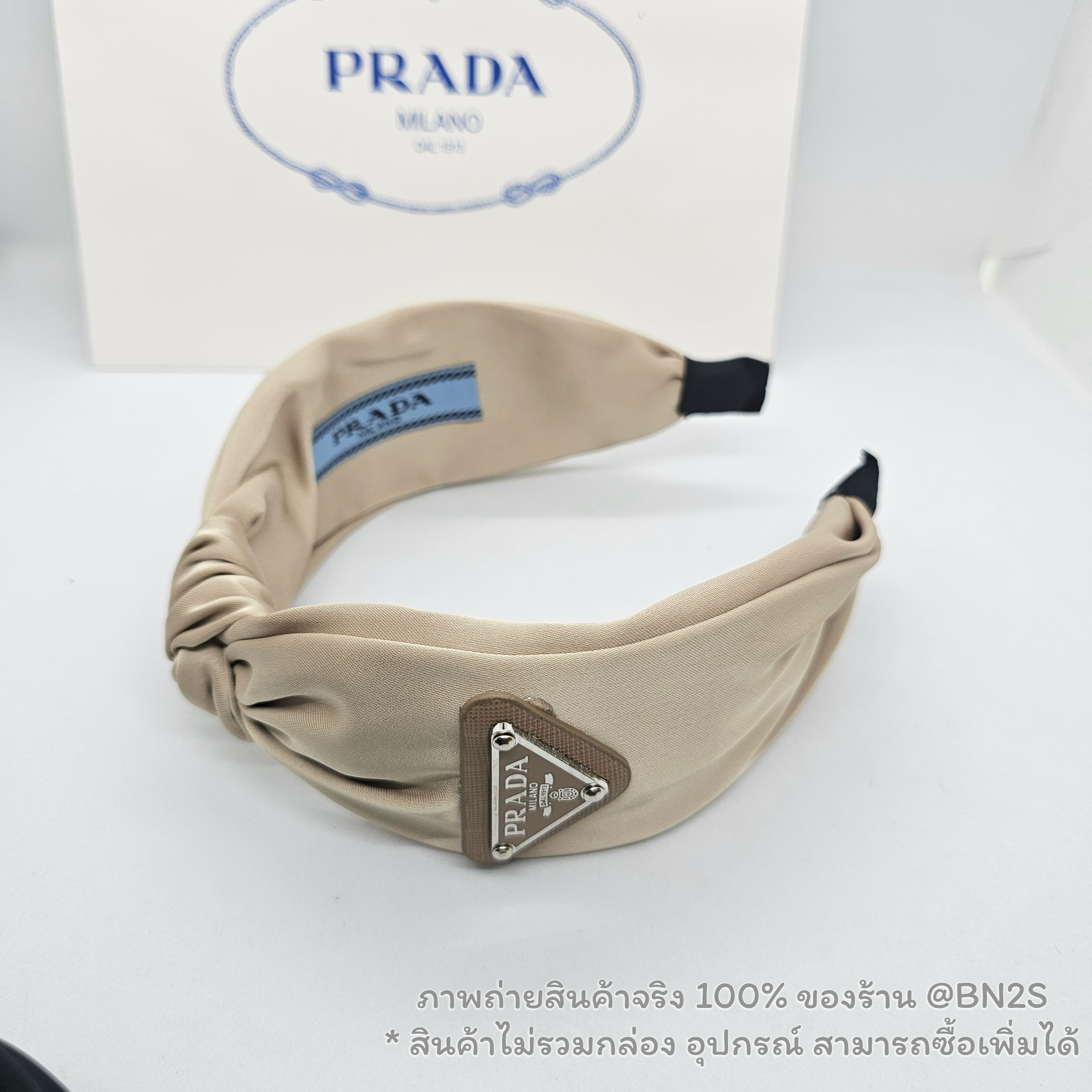 สีเบจ | ที่คาดผมปราด้า PRADA Re-nylon Headband ติดโลโก้เพลท ตัวผ้ามัดปม งานสวย ภาพถ่ายสินค้าจริงของทางร้าน พร้อมส่งเจ้าเดียวใน ชป.