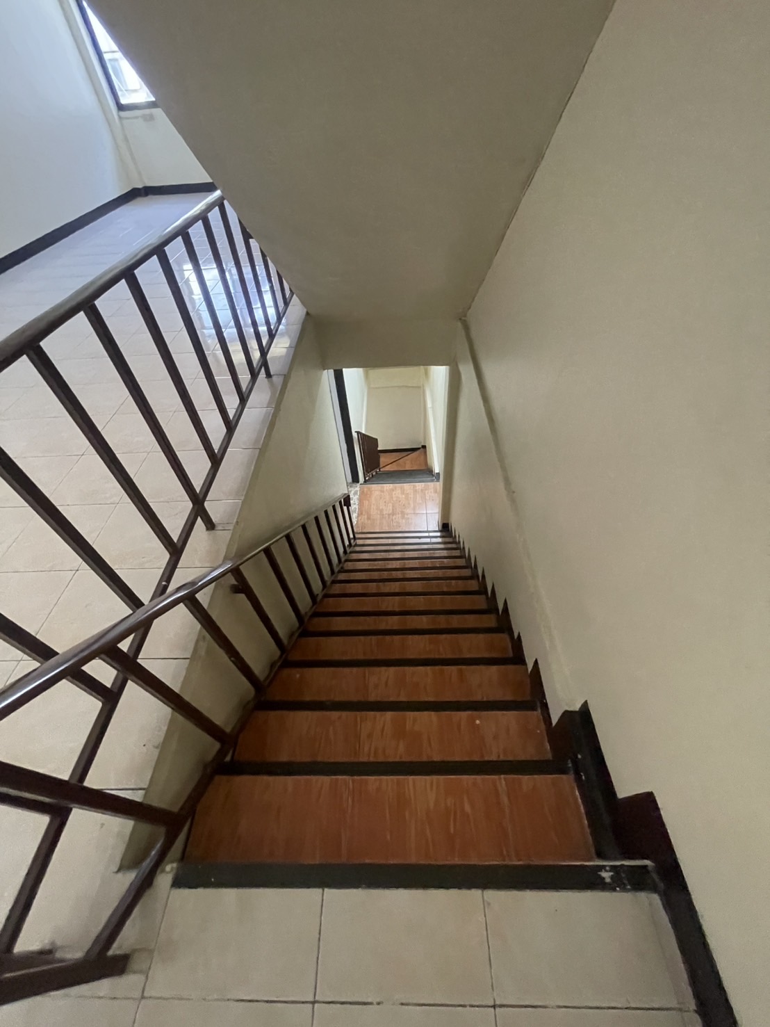 ขายอาคารพาณิชย์ หมู่บ้าน อรุณธร เนื้อที่ 20 ตารางวา 3 ชั้นครึ่งต่อเติมเต็ม มีชั้นลอยสวย เหมาะออฟฟิศ อยู่อาศัย กว้างขวาง วัชรพลสุขาภิบาล 5 ซอย45 เข้าซอย 100 เมตร ใกล้ตลาดออเงิน 3ห้องนอน 2 ห้องน้ำ ทำเลดี ด้านหน้าหมู่บ้าน ถนนเมน เข้าออกสะดวก ใกล้จัตุโชติ วงศ