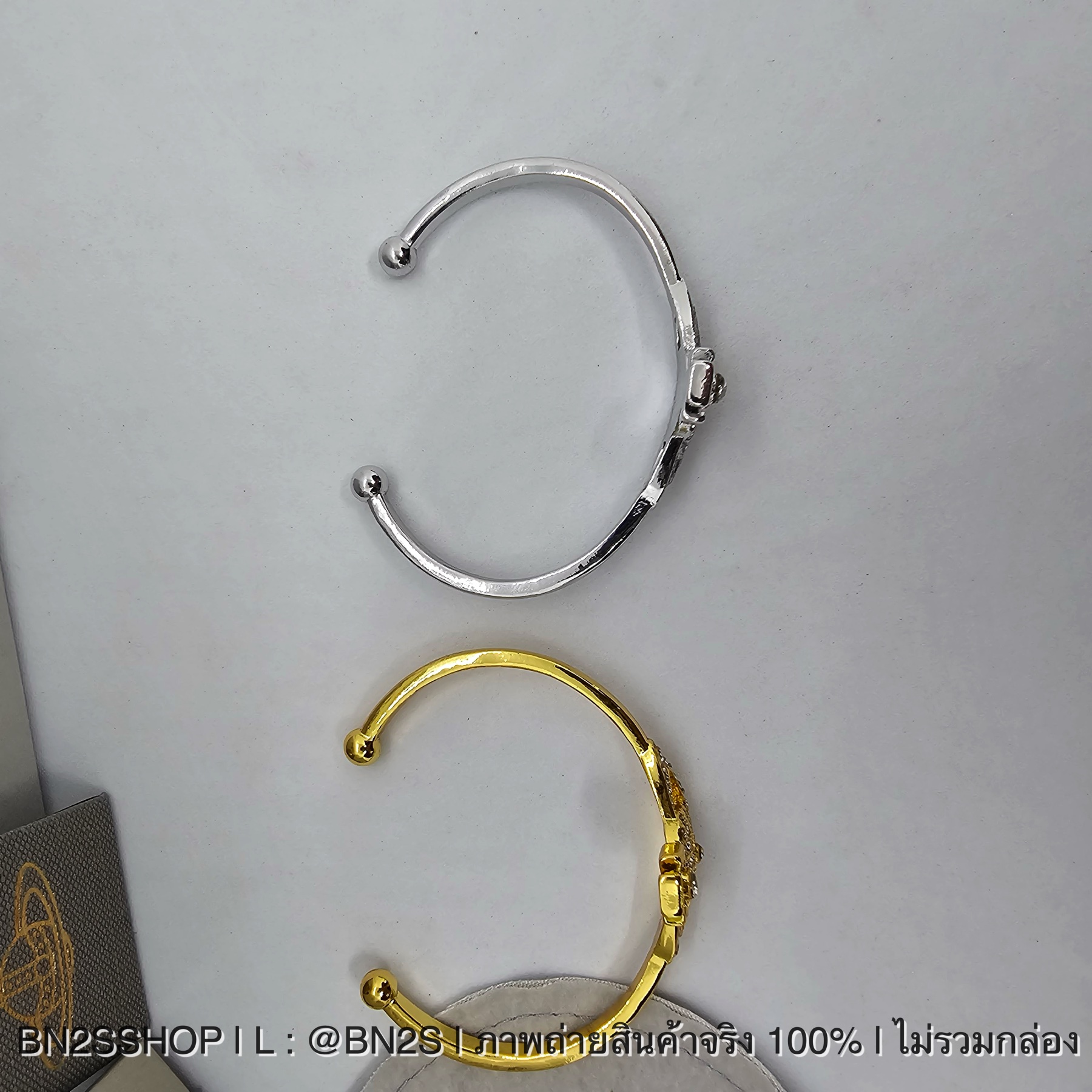 สีทอง | Vivienne Westwood Grace Bas Relief Open Bangle กำไลข้อมือวิเวียน จี้ดาวเสาร์ฝังเพชร งานสวย ประไซส์ได้เอง