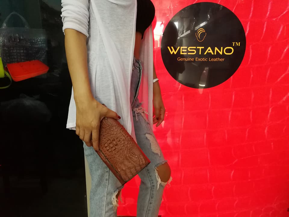 กระเป๋าสะพายหนังจระเข้แท้ แบบคลัทซ์ สีน้ำตาล รหัส CRW1217W-09-BR