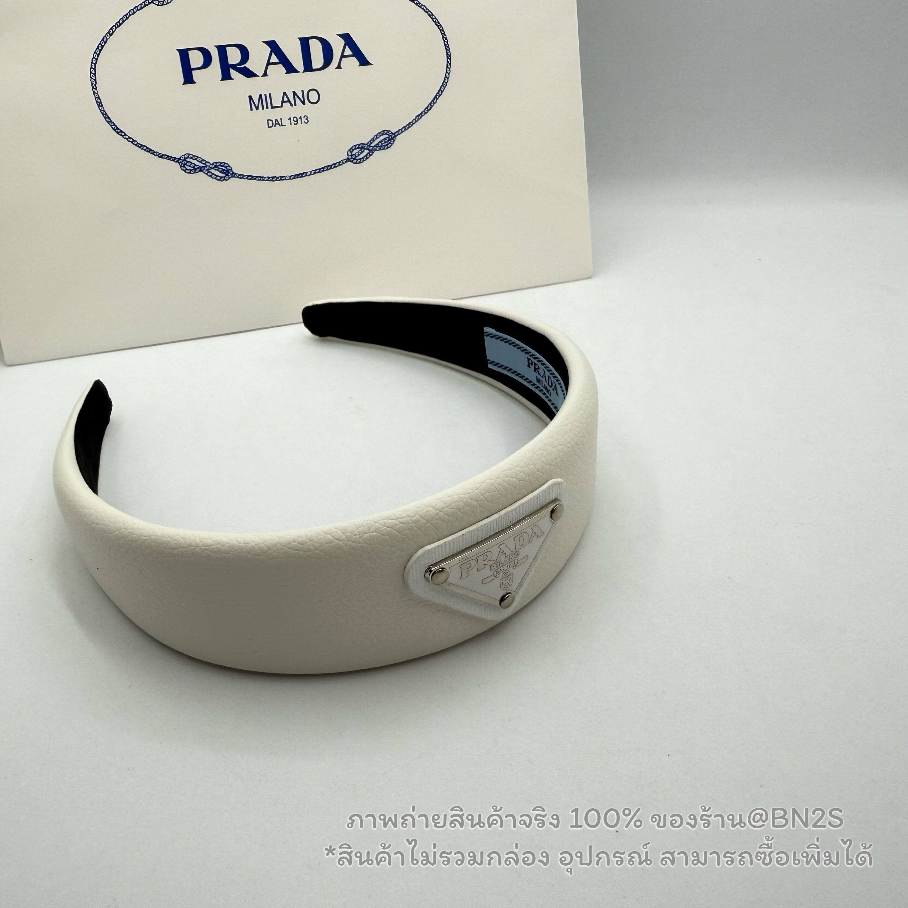 สีขาว | มาใหม่ Prada Leather Headband ที่คาดผมผู้หญิง ปราด้า งานหนัง โชว์โลโกเพลทปราด้า สีขาว-ดำ 2 สี งานสวยติดโลโก้ป้ายผ้า สี ขาว - ดำ ไม่มีกล่อง อุปกรณ์ สำเนา
