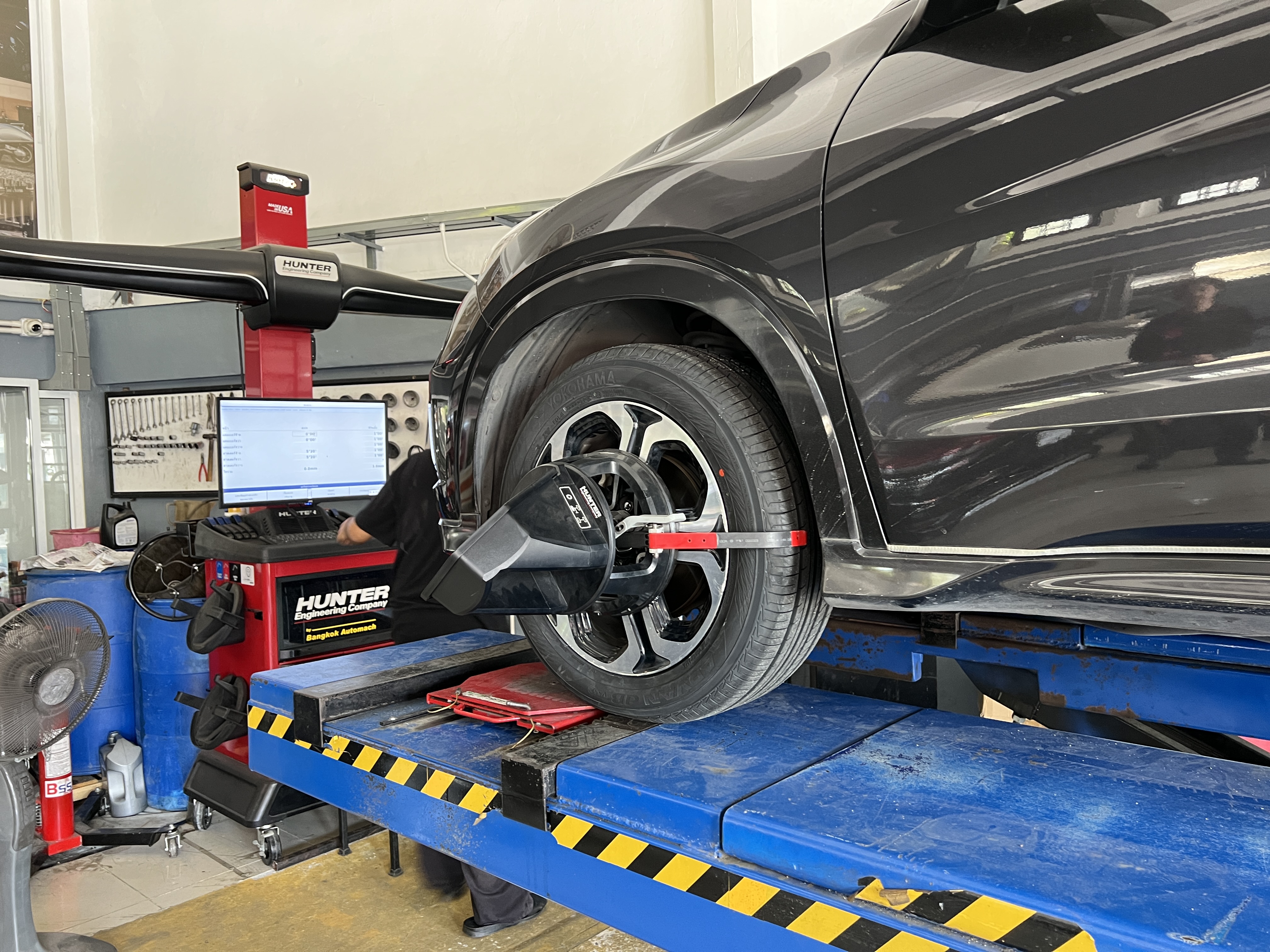 LEXUS เปลี่ยนล้อใหม่เข้ารับบริการเปลี่ยนยางรถยนต์เลือกใช้งานยาง สำหรับ SUV เลี้ยวคม บังคับแม่นยำ นุ่มนวล รองรับความเร็วและน้ำหนักของรถ SUV ได้เป็นอย่างดี [+] YOKOHAMA GEOLANDAR G058 [+] ขนาด 235/55R19 โปรโมชั่นราคาพิเศษ ติดต่อสอบถามเพิ่มเติม โทร : 08-6569-1915 บุ๊ก และทีมงาน ยินดีต้อนรับครับ 𝙊𝙪𝙧 𝙎𝙚𝙧𝙫𝙞𝙘𝙚 บริการทางร้าน เรารับทำอะไรบ้าง 🔧 ติดตั้งยางแบบไร้รอย 100% 🔧 บริการสลับยาง ตามอายุ 🔧 มียางรถยนต์ทุกยี่ห้อให้เลือกซื้อ 🔧 เช็คช่วงล่าง แก้ปัญหาให้ตรงจุด 🔧 บริการล้างลิ้นปีกผีเสื้อ 🔧 บริการเช็คระยะรถยนต์ 🔧 เปลี่ยนถ่ายของเหลวทั้งระบบ 🔧 ตั้งศูนย์ด้วยเครื่อง HUNTER นำเข้าจาก USA #รถยนต์มีปัญหาไม่รู้ต้องแก้ตรงไหน ทางเรายินดี ตรวจหาปัญหาและหาวิธีแก้ บอกลูกค้าก่อนลงมือทำเสมอราคาเป็นธรรมไม่เอาเปรียบ สบายใจคุณลูกค้า ---------------------------------- ดูแลให้คำปรึกษาทุกปัญหาคาใจ ไม่ทิ้งลูกค้า มีบริการหลังการขาย 【ให้ผู้เชี่ยวชาญของเรา ดูแลรถคุณ】 ร้านยางเจริญรุ่งเรือง ยินดีต้อนรับครับ #ยางรถยนต์ #yokohama #geolandar #g058