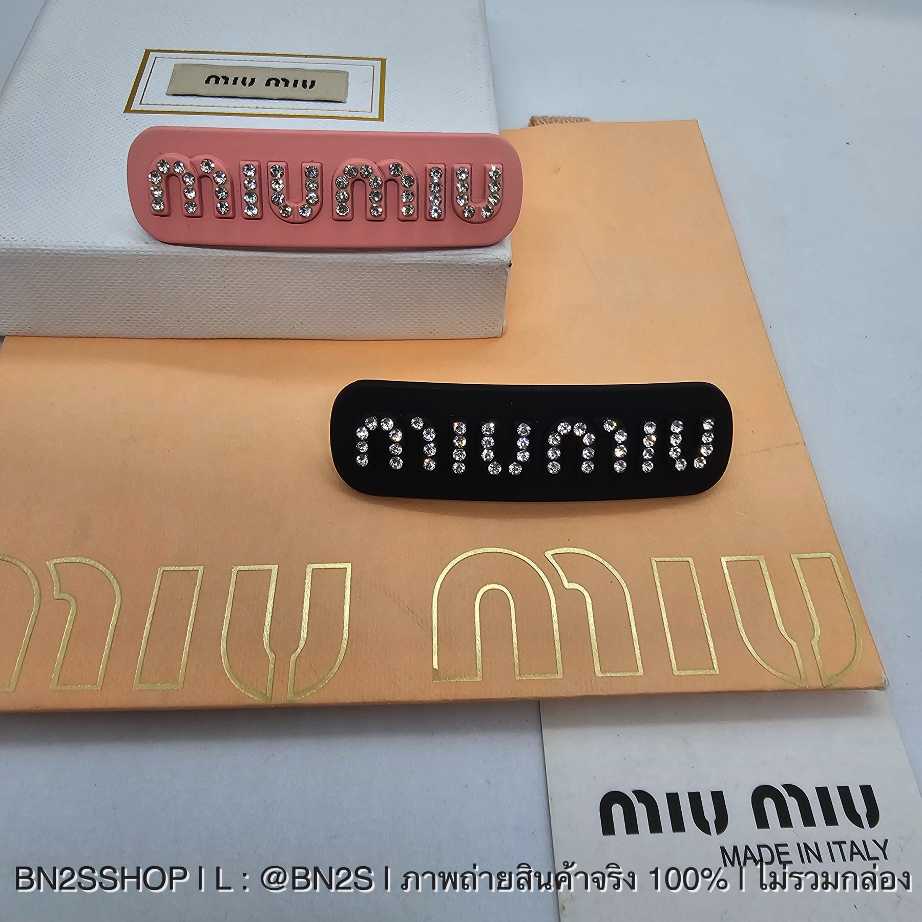 สีชมพู | Miu Miu Logo Hair Clip กิ๊บติดผมมิว มิว แบบหนีบสปริง โชว์โลโก้ฝังเพชร