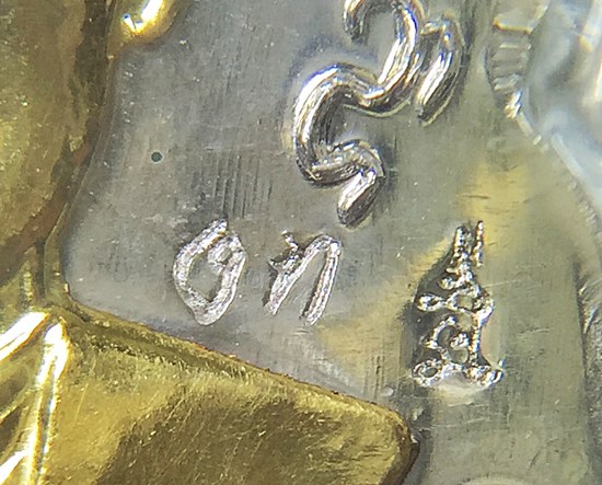 เหรียญเสมาหลวงพ่อทวด หลังอาจารย์ทิม วัดช้างให้ พิมพ์หน้าเลื่อน โบราณย้อนยุค รุ่น ๔๓๒ ปี ชาตกาล หลวงพ่อทวด เนื้อเงินองค์ทองคำ ๒ หน้า (บล็อก ๒ จุด รัดประคตข้างเดียว) หมายเลข ๑๓