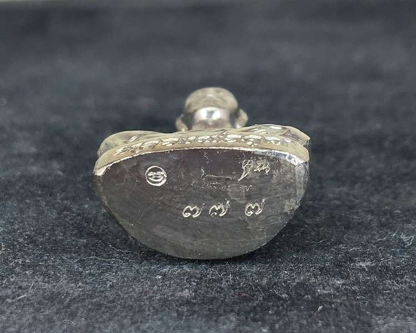 รูปเหมือนปั้ม หลวงพ่อคูณ ปริสุทฺโธ วัดบ้านไร่ รุ่นปาฎิหาริย์ EOD ปี ๒๕๕๖ เนื้ออัลปาก้า โค๊ตกรรมการ หมายเลข ๗๗๗