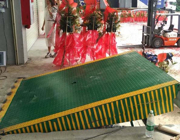 แผ่นปรับจุดไฮดรอลิกขนย้ายตู้คอนเทรนเนอร์ไฟฟ้า แผ่นทางลาดโหลดสินค้าไฮดรอลิกคงที่ แผ่นขนถ่ายตู้คอนเทนเนอร์ไฟฟ้าปรับระดับได้