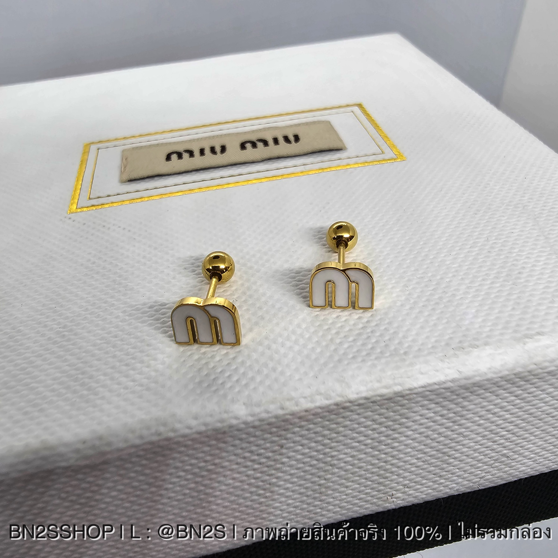 สีขาว | MIU MIU Earrings ต่างหูจี้สตั๊ดโลโก้ MM แกนจิวหมุนตุ้มเหล็ก อะไหล่ทอง พร้อมส่งในไทย