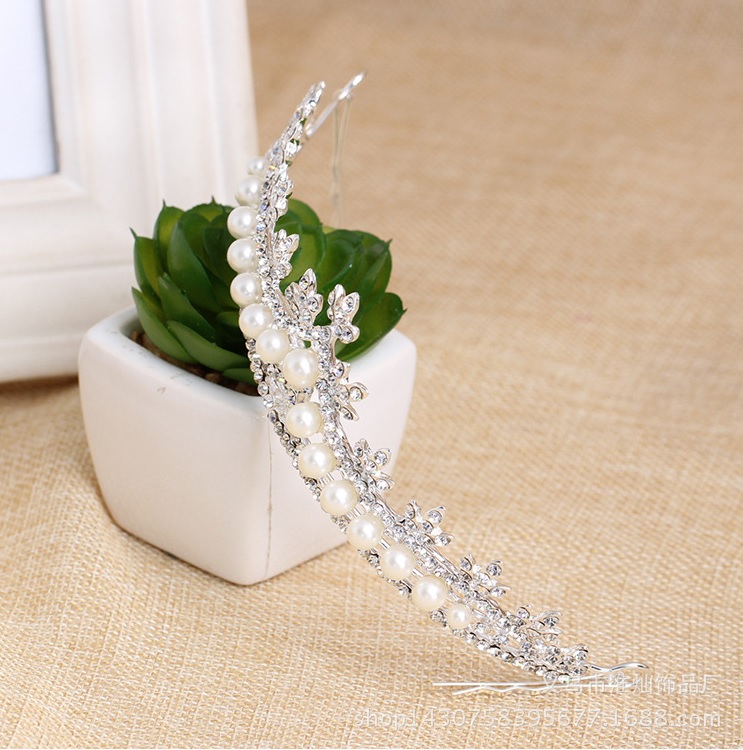 มงกุฏขนาดรองใหญ่ ขนาด กว้าง 15 สูง 4 ซม. แบบกิ๊บปักแน่น ประดับเพชรและมุกได้สวยดูดีมาก