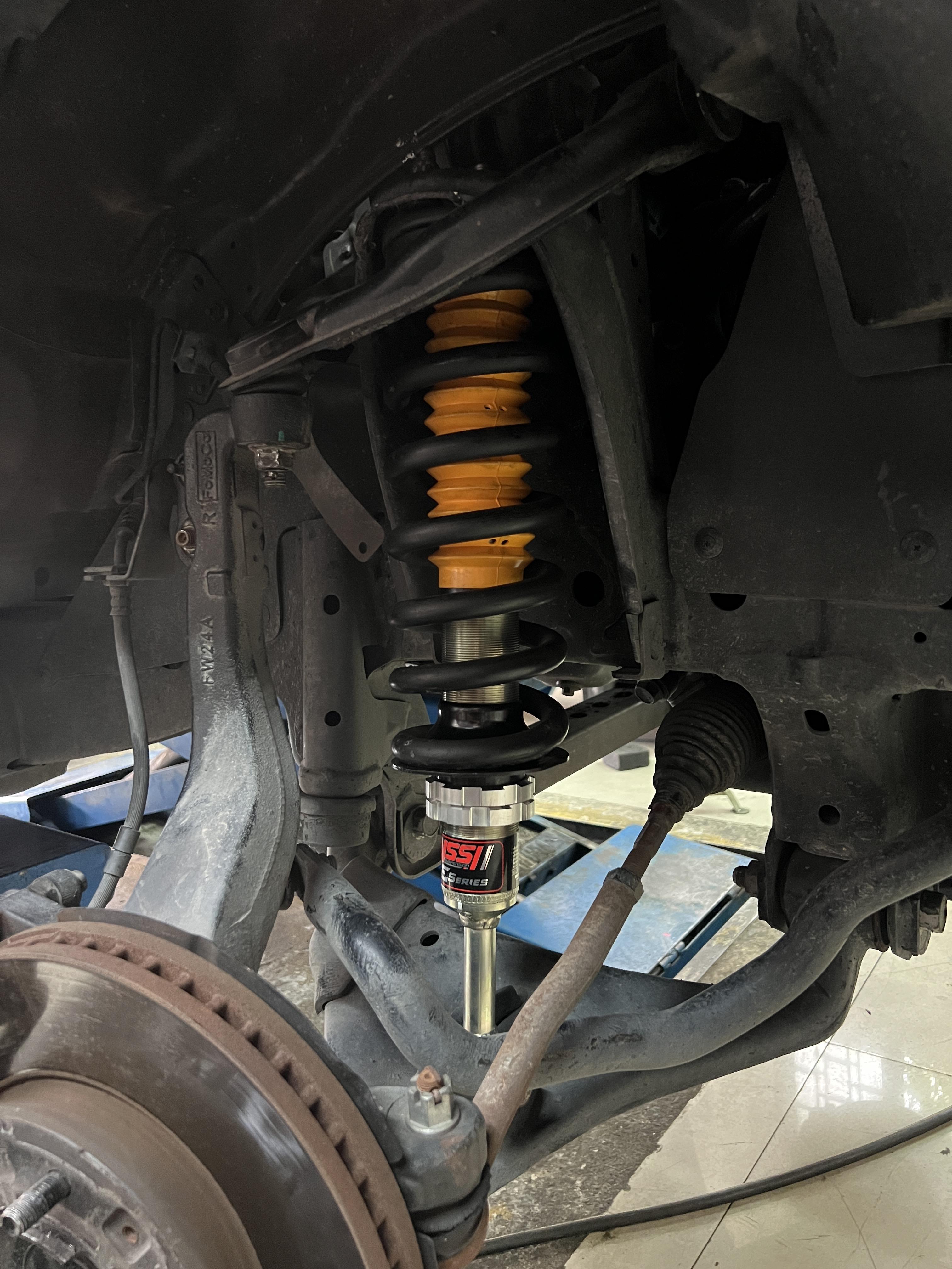 MAZDA BT50 เปลี่ยนโช้คอัพใช้งานประจำวัน [+] YSS E SERIES สอบถามข้อมูลเพิ่มเติม หรือนัดหมาย โทร : 08-6569-1915 บุ๊ก Line id : @88rw Location : https://goo.gl/maps/HrNUAZXPN94KvxZ98? รถยนต์มีปัญหาไม่รู้ต้องแก้ตรงไหน ทางเรายินดี ตรวจหาปัญหาและหาวิธีแก้ บอกลูกค้าก่อนลงมือทำเสมอด้วยราคาเป็นธรรม เวลาบริการ วันจันทร์-วันอาทิตย์ 09:00 น. - 17.30 น. #YSS #โช้คอัพ #ช่วงล่าง #โช๊ค #ยางรถยนต์