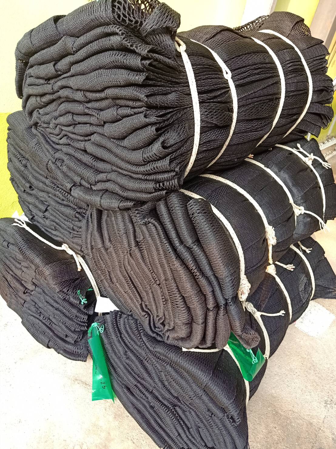 ตาข่ายกันตก 2.5มิล ตา 2x2cm. สีดำ มีขนาดให้เลือก .Safetynet HDPE กันคนตก พร้อมร้อยเชือกขอบ กันเศษวัสดุจากงานก่อสร้าง ตาข่ายพร้อมใช้งาน พร้อมส่ง