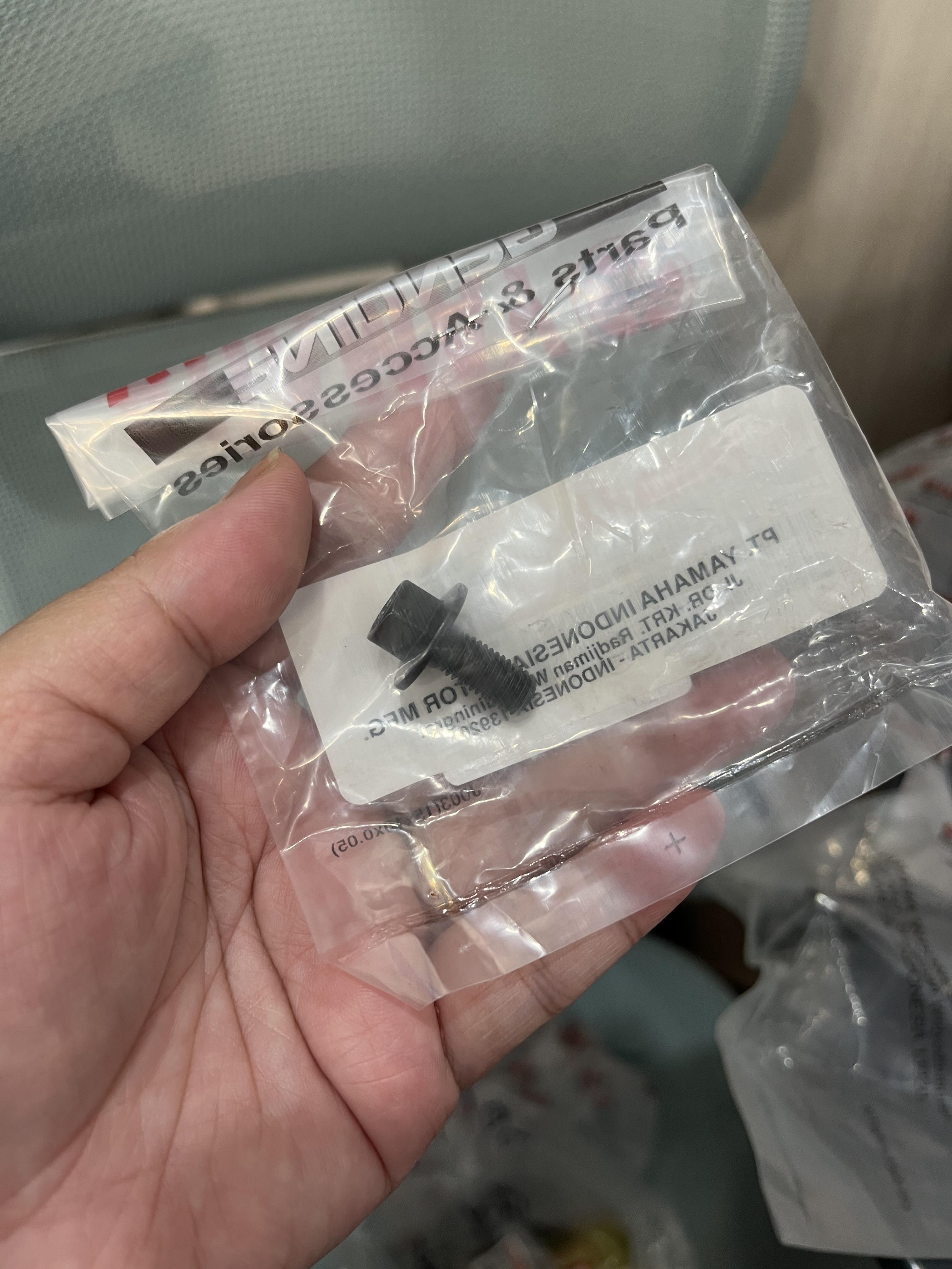 น็อตขันเฟืองราวลิ้น FINO 125 แท้ๆ 90105-07801