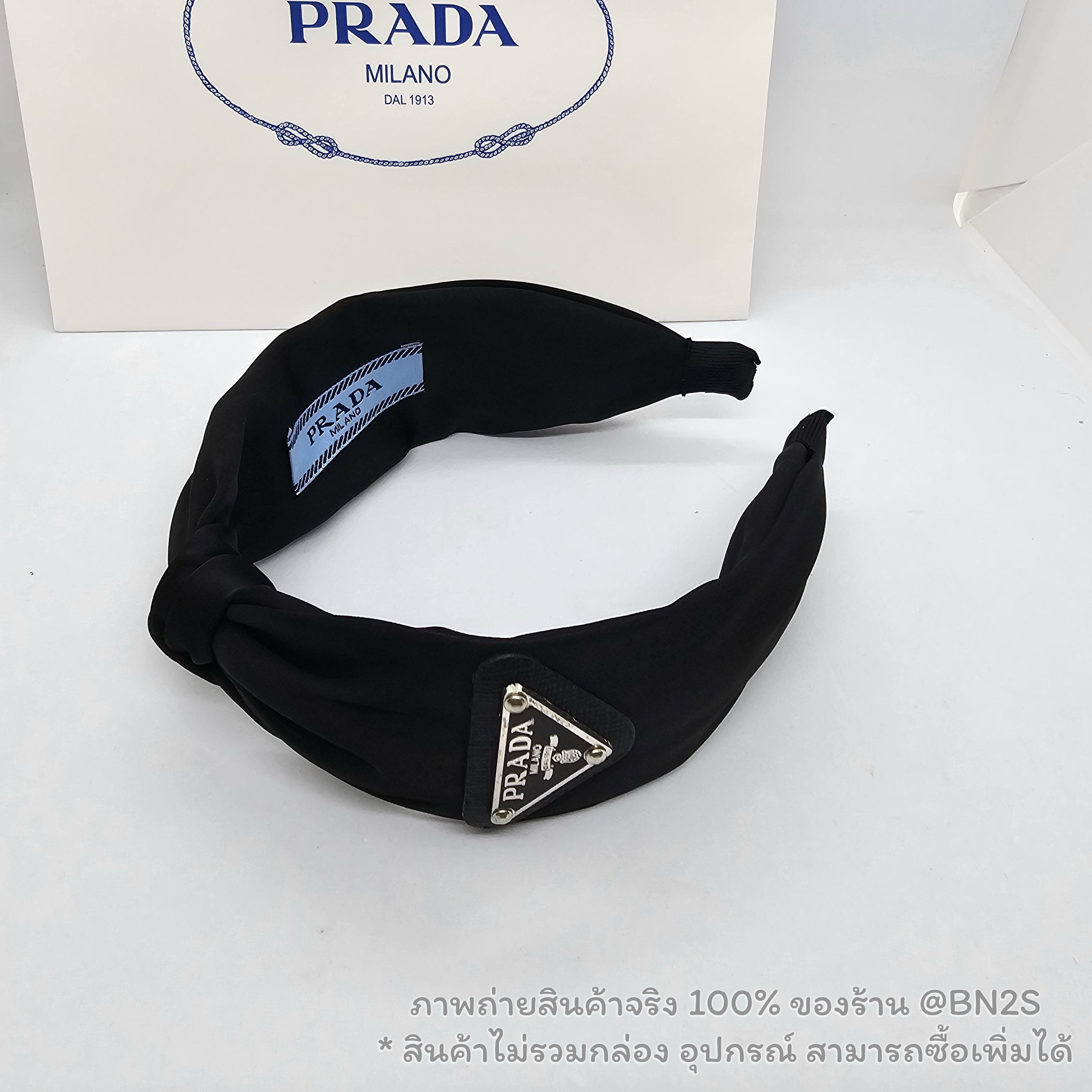 สีดำ | ที่คาดผมปราด้า PRADA Re-nylon Headband ติดโลโก้เพลท ตัวผ้ามัดปม งานสวย ภาพถ่ายสินค้าจริงของทางร้าน พร้อมส่งเจ้าเดียวใน ชป.