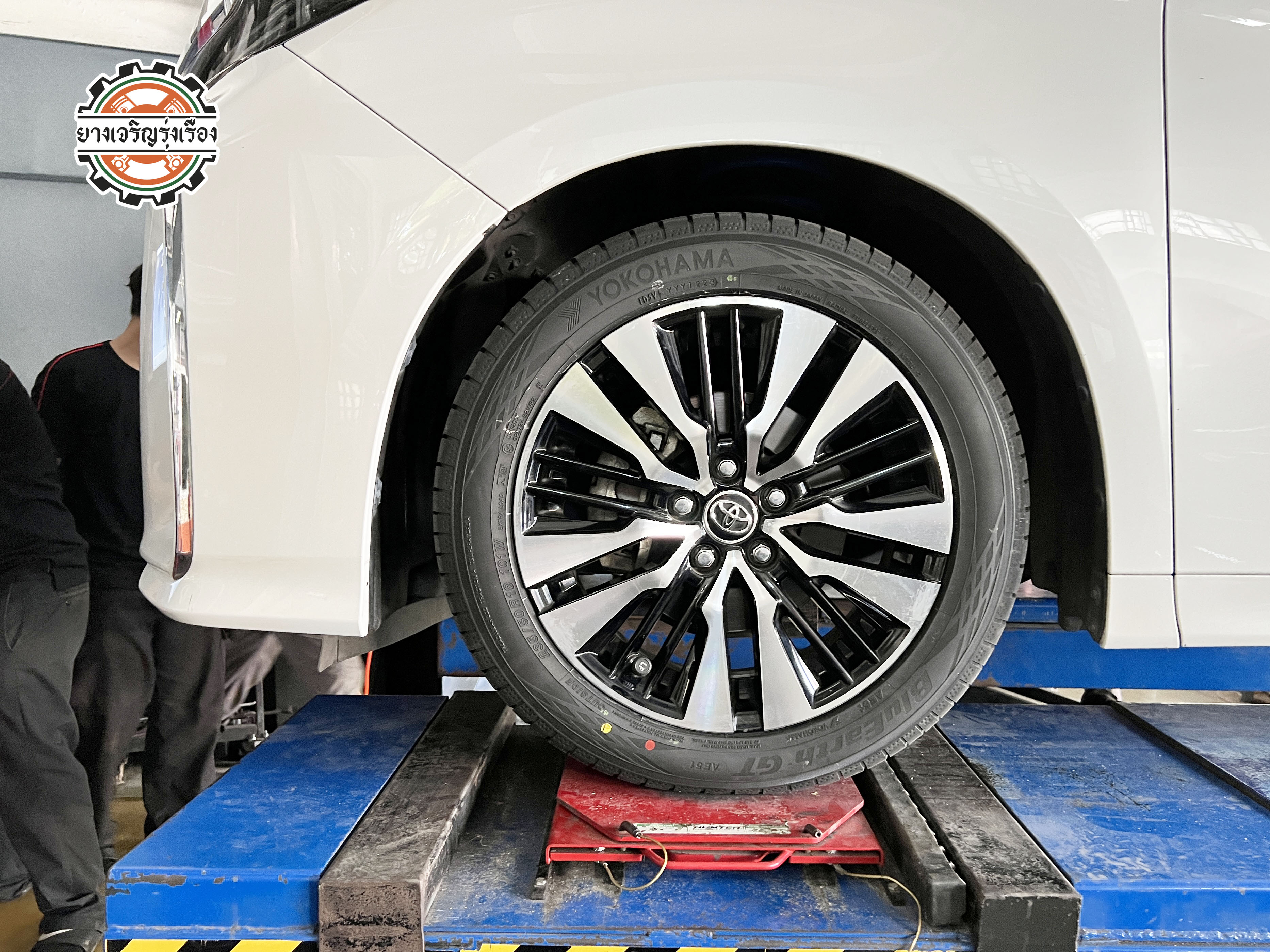 Toyota Alphard แฟนเพจเข้ารับบริการเปลี่ยนโช๊คอัพรถยนต์ และยางรถยนต์ได้รอบเปลี่ยนชุดใหม่ จัดครบพร้อมบริการติดตั้ง set up ตั้งศูนย์แมชชิ่ง ขับเนียนๆ คันนี้ต้องการเปลี่ยนโช๊คอัพเน้นใช้งานทั่วไป อยากได้แบบไม่แข็งมากและต้องการความนุ่มหนึบ แก้ไขอาการย้วยด้านท้าย ต้องการยางรถยนต์ที่เกาะถนนและรีดน้ำดี เข้าโค้งมั่นใจ [+] Monroe oe spectrum เซ็ทโช๊คอัพหน้าหลัง [+] Yokohama Blue Earth AE51 101W [+] พร้อมบริการติดตั้ง + Set up ให้เหมาะกับยาง [+] ขับสนุกด้วยบริการ ตั้งศูนย์ละเอียดให้เหมาะกับการใช้งานและลักษณะของช่วงล่าง 𝙊𝙪𝙧 𝙎𝙚𝙧𝙫𝙞𝙘𝙚 บริการทางร้าน เรารับทำอะไรบ้าง 🔧 ติดตั้งยางแบบไร้รอย 100% 🔧 บริการสลับยาง ตามอายุ 🔧 มียางรถยนต์ทุกยี่ห้อให้เลือกซื้อ 🔧 เช็คช่วงล่าง แก้ปัญหาให้ตรงจุด 🔧 บริการล้างลิ้นปีกผีเสื้อ 🔧 บริการเช็คระยะรถยนต์ 🔧 เปลี่ยนถ่ายของเหลวทั้งระบบ 🔧 ตั้งศูนย์ด้วยเครื่อง HUNTER นำเข้าจาก USA สอบถามข้อมูลเพิ่มเติม หรือนัดหมายเข้ารับบริการ Tel : 08-6569-1915 Tel : 08-6544-5963 Line id : @88rw Tiktok : https://www.tiktok.com/@88rwycrr Youtube : https://youtube.com/@88rw Facebook : https://www.facebook.com/otaninon Location : https://goo.gl/maps/HrNUAZXPN94KvxZ98?coh=178573&entry=tt #รถยนต์มีปัญหาไม่รู้ต้องแก้ตรงไหน ทางเรายินดี ตรวจหาปัญหาและหาวิธีแก้ บอกลูกค้าก่อนลงมือทำเสมอราคาเป็นธรรมไม่เอาเปรียบ สบายใจคุณลูกค้า ---------------------------------- ดูแลให้คำปรึกษาทุกปัญหาคาใจ ไม่ทิ้งลูกค้า มีบริการหลังการขาย 【ให้ผู้เชี่ยวชาญของเรา ดูแลรถคุณ】 ร้านยางเจริญรุ่งเรือง ยินดีต้อนรับครับ ---------------------------------- #โช๊คอัพรถยนต์ #monroe #yss #kayaba #profender #ร้านยางเจริญรุ่งเรือง #นนทบุรี #งามวงศ์วาน #amsfix #บริการช่วงล่างรถยนต์ #ซ่อมบำรุงช่วงล่าง #เซทอัพโช๊คอัพรถยนต์