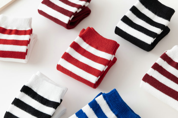 ถุงเท้ายาวเด็กผู้หญิงสีขาวคาดแดง สไตล์เกาหลี ผ้ายืดนุ่มสวย เลือกความยาวตามขนาดที่ต้องการ ไม่จำกัดขนาดเท้า