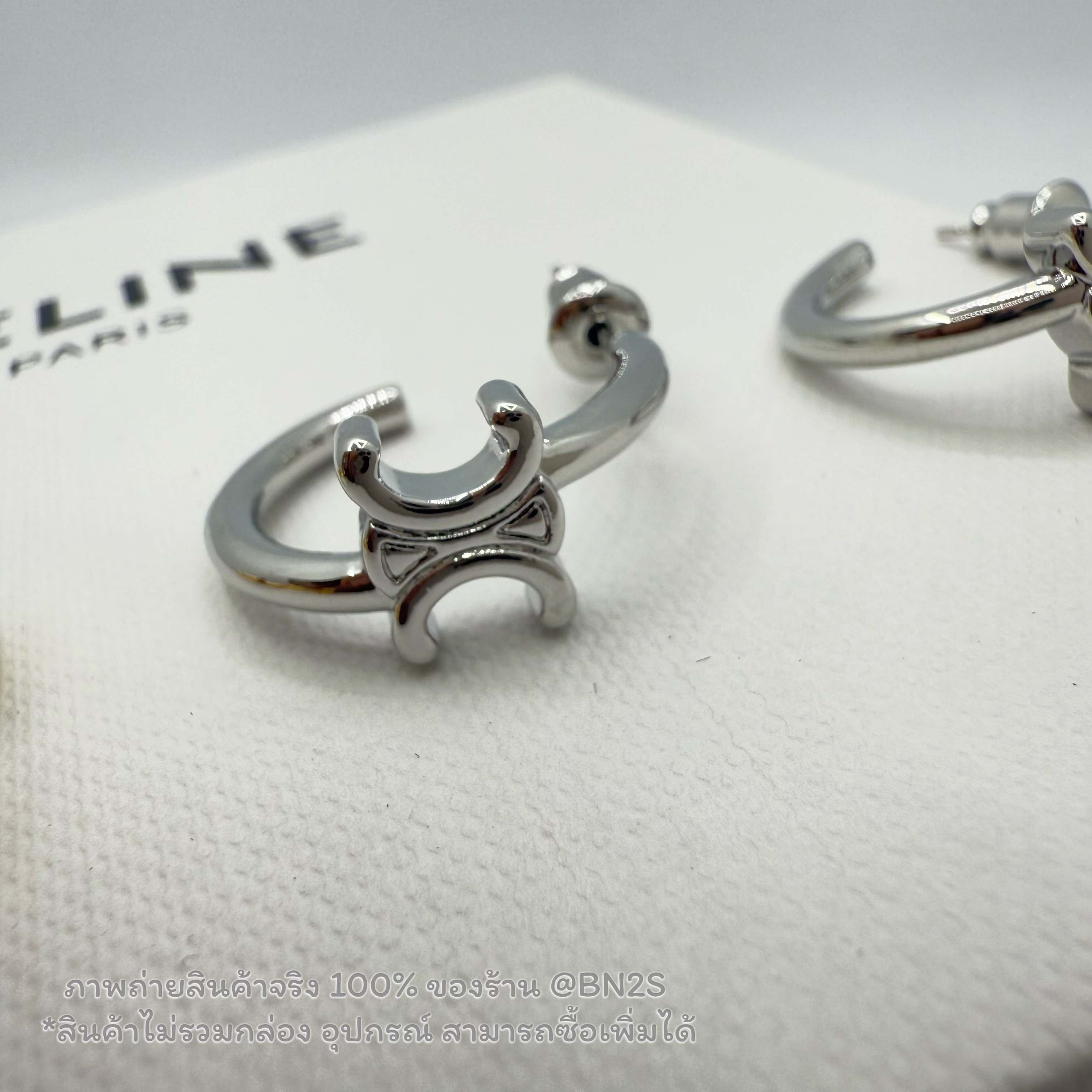 สีเงิน | CELINE ASYMMETRIC งานปั๊มโลโก้ด้านหลัง ต่างหูห่วงจี้ Triomphe งานสวยน่ารัก ราคาไม่แพง