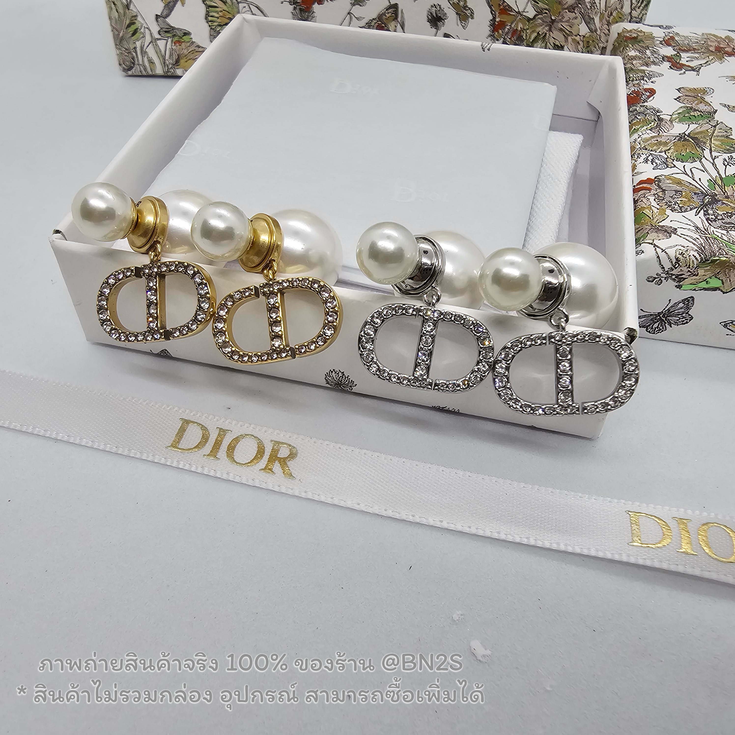สีเงิน | [ออริ] CHRISTAIN DIOR TRIBALES EARRINGS ต่างหูทับหลังไข่มุก ตัวจี้ CD ประดับเพชร งานสวยเกรดออริ ปั๊มโลโก้ งานสวยรับประกัน งาน : ออริ ORI สี : ทอง / เงิน ไม่รวมกล่อง มีถุงกระดาษ ซองซิปล็อค กล่องถนอม ให้