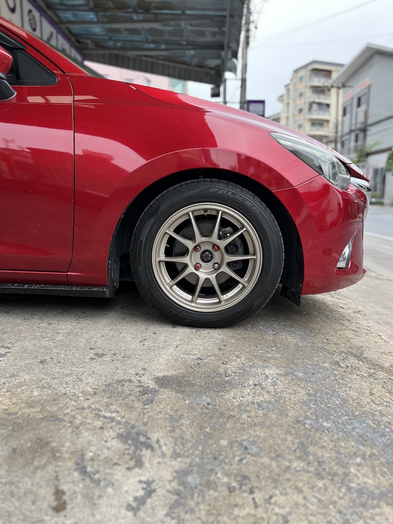 🚘 Mazda 2 Skyactiv x Profender Drift Series “หนึบกำลังดี นุ่มกำลังใช่ ขับทุกวันสบาย ไม่จุก ไม่จั๊ม” ลูกค้า Mazda 2 Skyactiv เลือกอัปเกรดช่วงล่างใหม่ด้วย Profender Drift Series + ปรับได้ 16 ระดับ ทั้งหน้า–หลัง + จัดทรงเล็กน้อย ไม่โหลดมาก แต่ได้ฟีลลิ่งที่ลงตัว + เหมาะสำหรับใช้งานประจำวัน ขับในเมืองก็สบาย วิ่งทางไกลก็มั่นใจ + จุดเด่นหลังติดตั้ง นุ่มนวล ไม่เด้ง ไม่โดด เข้าโค้งมั่นใจ รถเกาะถนนดีขึ้น ไม่แข็งกระด้างจนรบกวนผู้โดยสาร ได้สมดุลระหว่าง “ความสบาย” และ “ความหนึบ” 📌 เหมาะสำหรับคนใช้รถทุกวัน ที่อยากได้ฟีลลิ่งแน่นขึ้นกว่าโช้คเดิม แต่ยังคงความสบาย ไม่ทำให้ชีวิตประจำวันลำบาก สอบถามข้อมูลเพิ่มเติม หรือนัดหมายเข้ารับบริการ ☎️ : 08-6569-1915 ☎️ : 08-6544-5963 Line id : @88rw Facebook : https://www.facebook.com/88rwtire Location : https://goo.gl/maps/HrNUAZXPN94KvxZ98 #Mazda2skyactive #Profender #ยางรถยนต์นนทบุรี #ช่วงล่างรถยนต์ #โช้คอัพรถยนต์