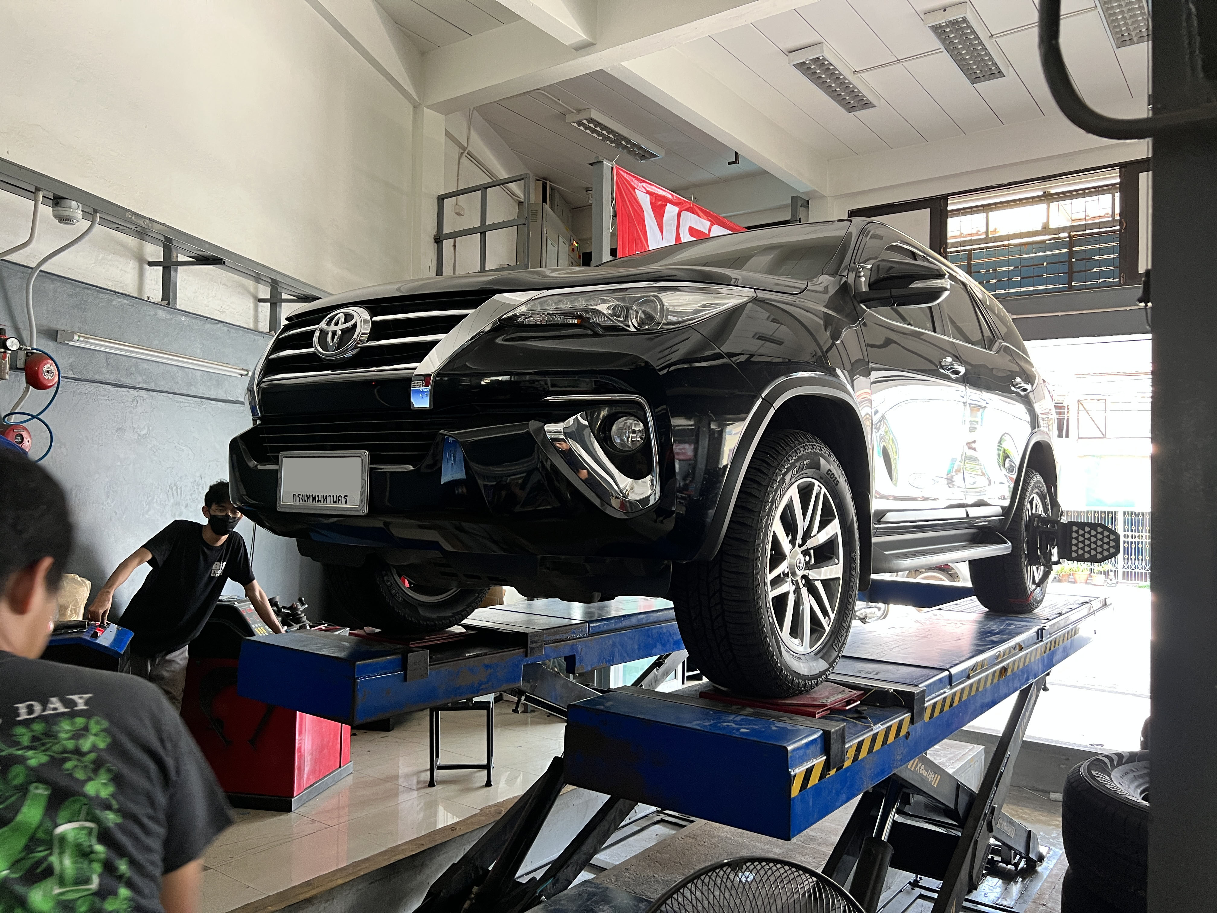 TOYOTA FORTUNER เปลี่ยนยางรถยนต์เน้นใช้งานกว้าง ทั้งทางเรียบทางลุย เน้นใช้งานยงพรีเมี่ยม มั่นใจ ปลอดภัย [+] Yokohama Geolandar G015 [+] ขนาด 265/60R18 โปรโมชั่นราคาพิเศษ ติดต่อสอบถามเพิ่มเติม โทร : 08-6569-1915 บุ๊ก และทีมงาน ยินดีต้อนรับครับ 𝙊𝙪𝙧 𝙎𝙚𝙧𝙫𝙞𝙘𝙚 บริการทางร้าน เรารับทำอะไรบ้าง 🔧 ติดตั้งยางแบบไร้รอย 100% 🔧 บริการสลับยาง ตามอายุ 🔧 มียางรถยนต์ทุกยี่ห้อให้เลือกซื้อ 🔧 เช็คช่วงล่าง แก้ปัญหาให้ตรงจุด 🔧 บริการล้างลิ้นปีกผีเสื้อ 🔧 บริการเช็คระยะรถยนต์ 🔧 เปลี่ยนถ่ายของเหลวทั้งระบบ 🔧 ตั้งศูนย์ด้วยเครื่อง HUNTER นำเข้าจาก USA #รถยนต์มีปัญหาไม่รู้ต้องแก้ตรงไหน ทางเรายินดี ตรวจหาปัญหาและหาวิธีแก้ บอกลูกค้าก่อนลงมือทำเสมอราคาเป็นธรรมไม่เอาเปรียบ สบายใจคุณลูกค้า ---------------------------------- ดูแลให้คำปรึกษาทุกปัญหาคาใจ ไม่ทิ้งลูกค้า มีบริการหลังการขาย 【ให้ผู้เชี่ยวชาญของเรา ดูแลรถคุณ】 ร้านยางเจริญรุ่งเรือง ยินดีต้อนรับครับ #ยางรถยนต์ #yokohama #geolandar #g015