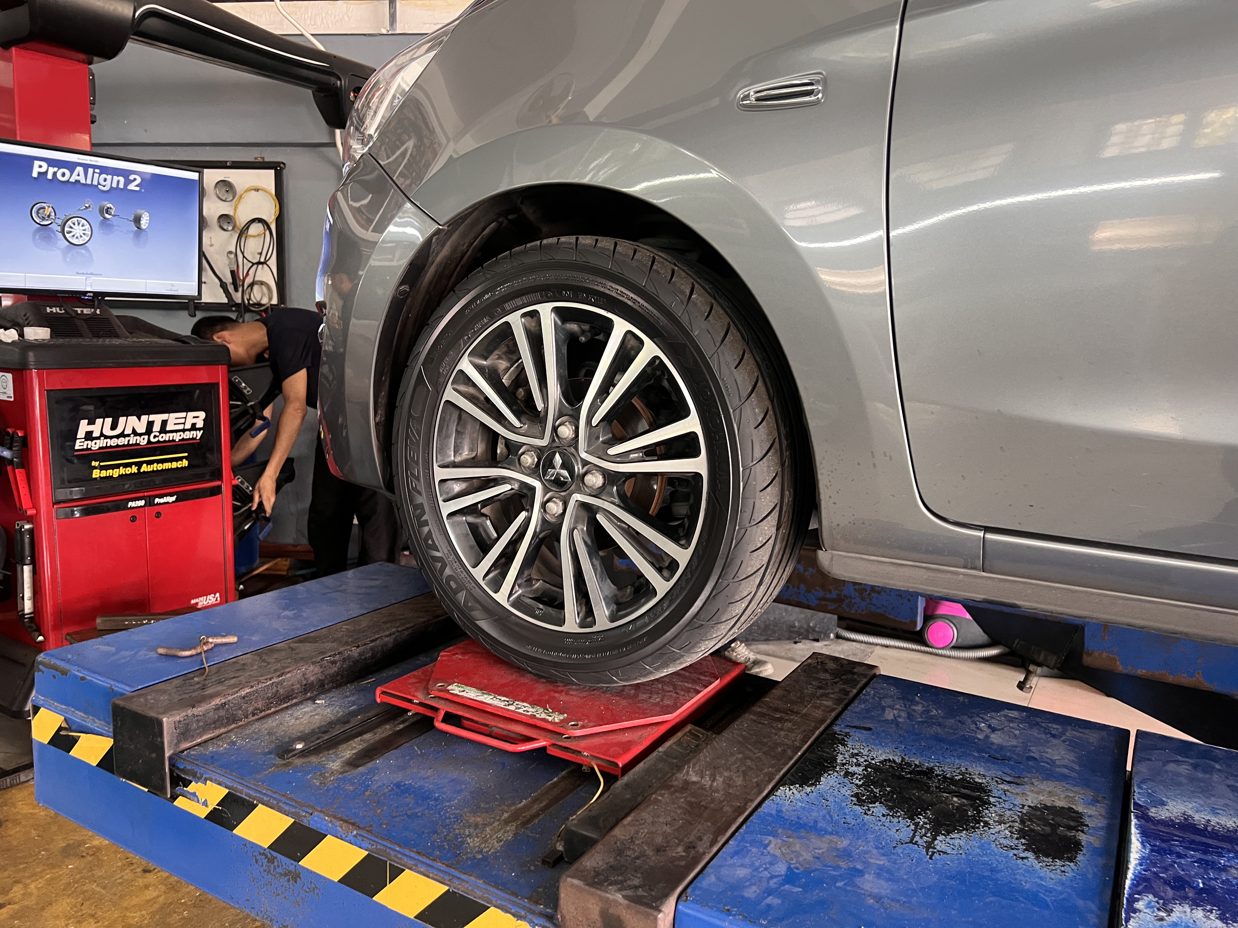 MITSUBISHI MIRAGE เปลี่ยนยางรถยนต์ เลือกใช้งานของดี [+] YOKOHAMA V701 195/50R15 *เพื่อความสะดวกในการรับบริการ นัดหมายเวลาก่อนเข้ารับบริการทุกครั้งครับ 𝙊𝙪𝙧 𝙎𝙚𝙧𝙫𝙞𝙘𝙚 บริการทางร้านเรารับทำอะไรบ้าง 🔧 มียางรถยนต์ทุกยี่ห้อให้เลือกซื้อ 🔧 โช้คอัพ สปริง 🔧 เช็คช่วงล่าง แก้ปัญหาให้ตรงจุด 🔧 ติดตั้งยางแบบไร้รอย 100% 🔧 บริการสลับยาง ตามอายุ 🔧 บริการล้างลิ้นปีกผีเสื้อ 🔧 บริการเช็คระยะรถยนต์ 🔧 เปลี่ยนถ่ายของเหลวทั้งระบบ 🔧 ตั้งศูนย์ด้วยเครื่อง HUNTER นำเข้าจาก USA สอบถามข้อมูลเพิ่มเติม หรือนัดหมายเข้ารับบริการ ☎️ : 08-6569-1915 ☎️ : 08-6544-5963 Line id : @88rw Tiktok : https://www.tiktok.com/@88rwycrr Youtube : https://youtube.com/@88rw Facebook : https://www.facebook.com/88rwtire Location : https://goo.gl/maps/HrNUAZXPN94KvxZ98?coh=178573&entry=tt #รถยนต์มีปัญหาไม่รู้ต้องแก้ตรงไหน ทางเรายินดี ตรวจหาปัญหาและหาวิธีแก้ บอกลูกค้าก่อนลงมือทำเสมอราคาเป็นธรรมไม่เอาเปรียบ สบายใจคุณลูกค้า ร้านยางเจริญรุ่งเรือง ยินดีต้อนรับครับ