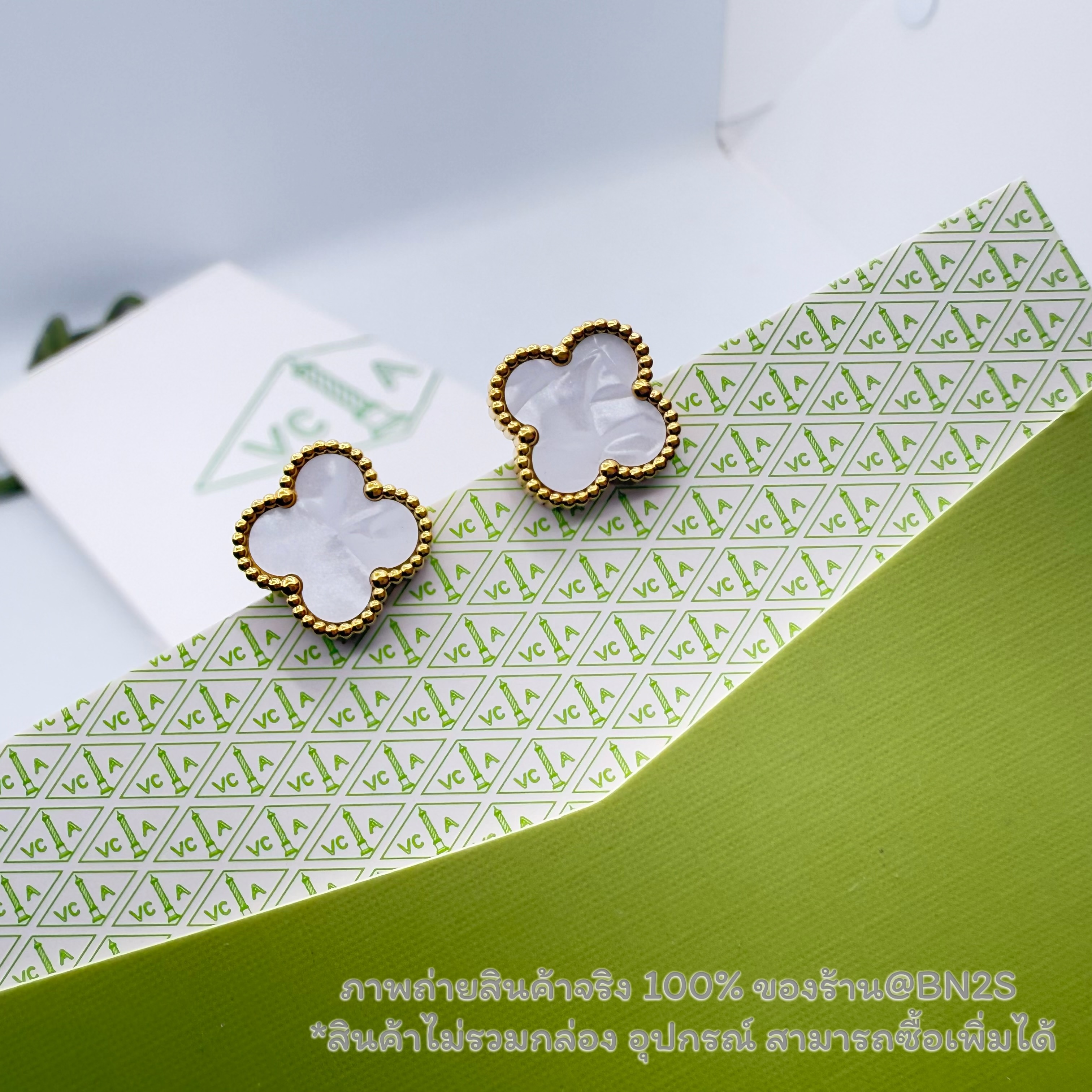 สีขาว | V C & A Alhambra earrings ต่างหูรูปใบโคลเวอร์ สไตล์แวนคีฟ พร้อมส่ง 5 สี อะไหล่สีทอง งานสแตนเลส ไม่ดำ ก้านเเข็ง ไม่รวมกล่อง อุปกรณ์ ไม่ปั๊มแบรนด์ สำเนา