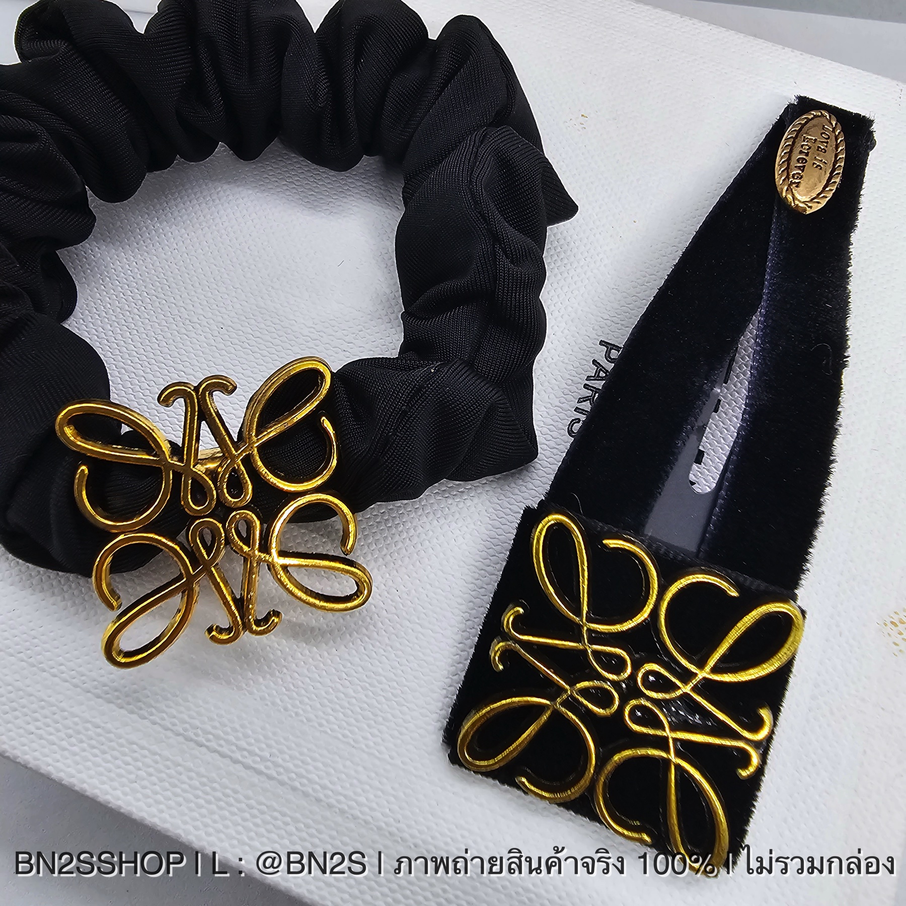 Loewe ยางรัดผมผ้าไหมสีดำ ประดับโลโก้สีทองวินเทจ ราคาไม่แพง