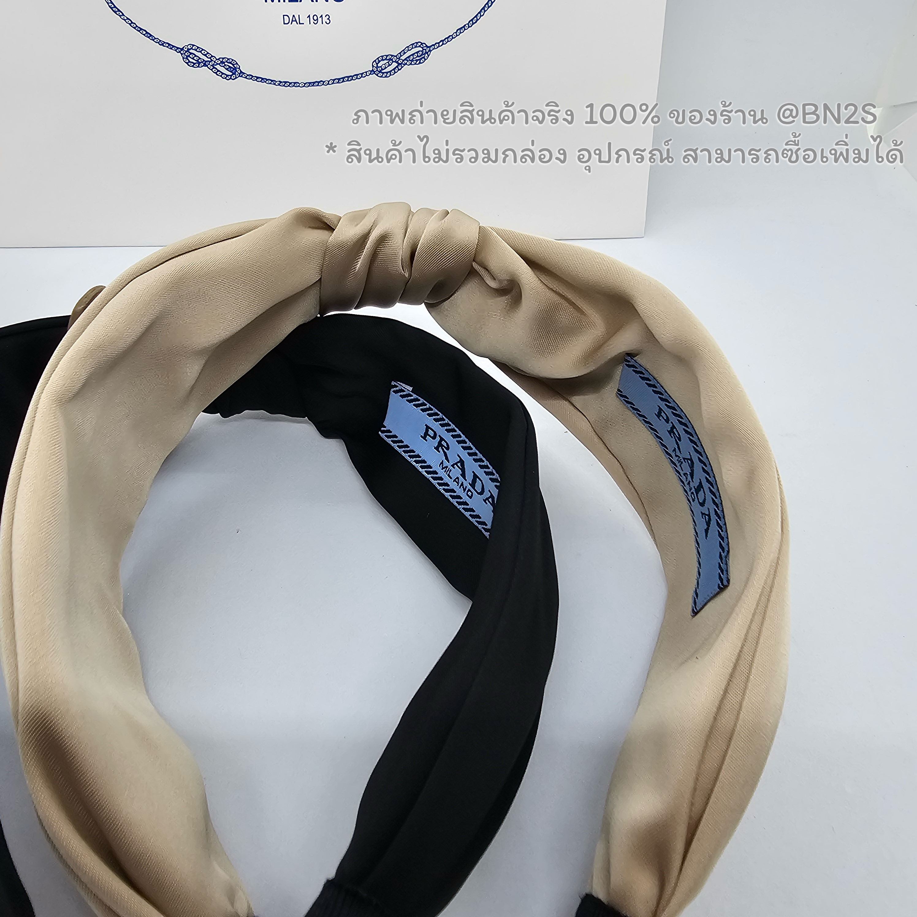 สีดำ | ที่คาดผมปราด้า PRADA Re-nylon Headband ติดโลโก้เพลท ตัวผ้ามัดปม งานสวย ภาพถ่ายสินค้าจริงของทางร้าน พร้อมส่งเจ้าเดียวใน ชป.
