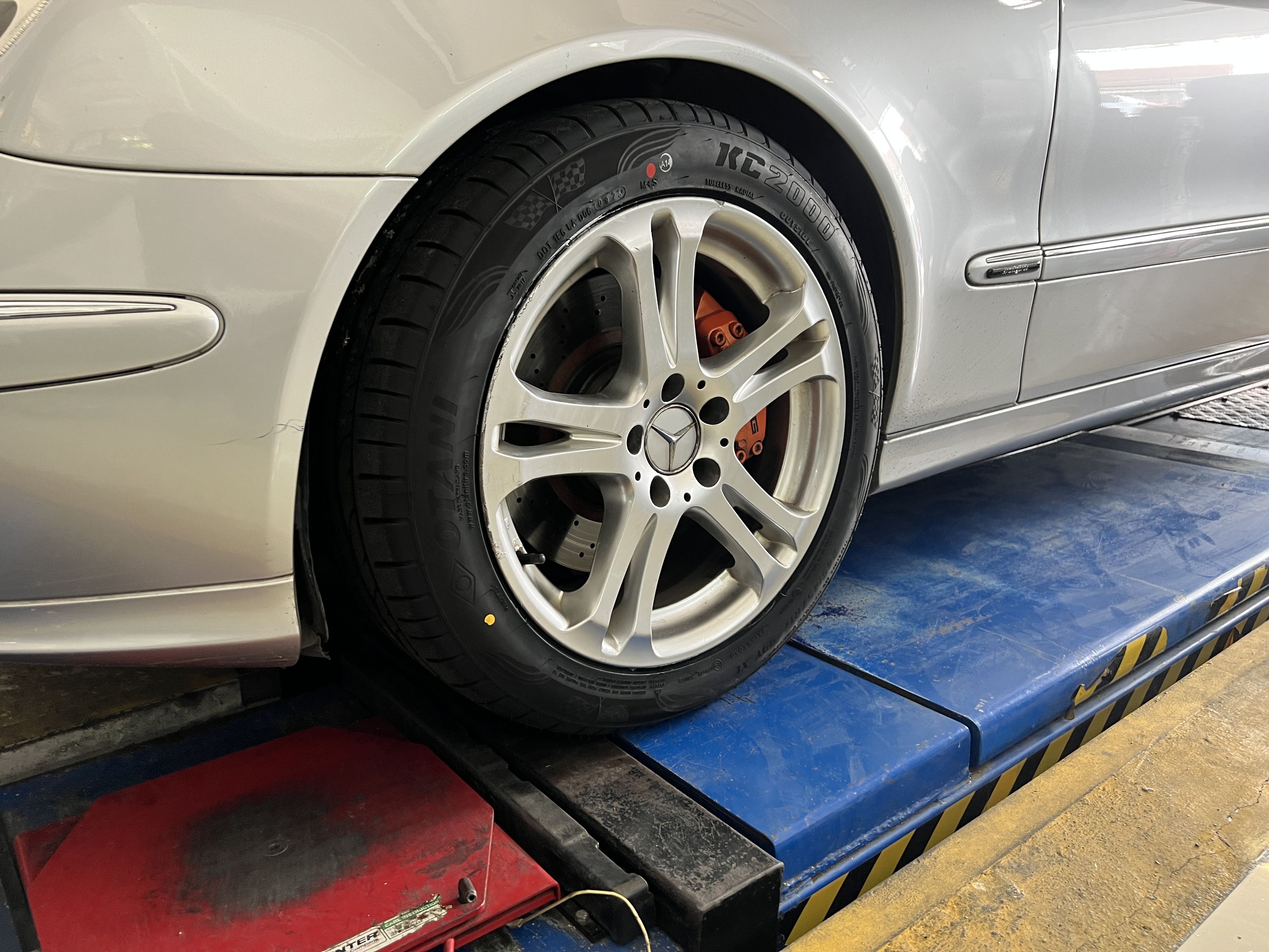 Mercedes Benz w211 เปลี่ยนยางใหม่ไปจอด ไม่เน้นขับขี่ อยากได้ยางไม่แพง จัดให้ครับ [+] Otani kc2000 [+] ขนาด 245/45R17 โปรโมชั่นราคาพิเศษ ติดต่อสอบถามเพิ่มเติม โทร : 08-6569-1915 บุ๊ก และทีมงาน ยินดีต้อนรับครับ 𝙊𝙪𝙧 𝙎𝙚𝙧𝙫𝙞𝙘𝙚 บริการทางร้าน เรารับทำอะไรบ้าง 🔧 ติดตั้งยางแบบไร้รอย 100% 🔧 บริการสลับยาง ตามอายุ 🔧 มียางรถยนต์ทุกยี่ห้อให้เลือกซื้อ 🔧 เช็คช่วงล่าง แก้ปัญหาให้ตรงจุด 🔧 บริการล้างลิ้นปีกผีเสื้อ 🔧 บริการเช็คระยะรถยนต์ 🔧 เปลี่ยนถ่ายของเหลวทั้งระบบ 🔧 ตั้งศูนย์ด้วยเครื่อง HUNTER นำเข้าจาก USA #รถยนต์มีปัญหาไม่รู้ต้องแก้ตรงไหน ทางเรายินดี ตรวจหาปัญหาและหาวิธีแก้ บอกลูกค้าก่อนลงมือทำเสมอราคาเป็นธรรมไม่เอาเปรียบ สบายใจคุณลูกค้า ---------------------------------- ดูแลให้คำปรึกษาทุกปัญหาคาใจ ไม่ทิ้งลูกค้า มีบริการหลังการขาย 【ให้ผู้เชี่ยวชาญของเรา ดูแลรถคุณ】 ร้านยางเจริญรุ่งเรือง ยินดีต้อนรับครับ #ยางรถยนต์ #otani #kc2000