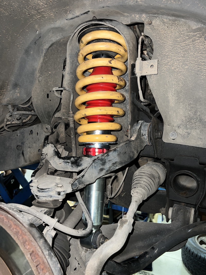 Mitsubishi Pajero 2013 อัปเกรดช่วงล่างและดูแลของเหลวชุดใหญ่ ✅ โช้คอัพ Profender Monotube 2.0 (สเปคยก 2 นิ้ว): * หนึบแน่น ทรงตัวดี: ระบบ Monotube ตอบสนองเร็ว ลดอาการโคลงเคลง * ตรงสเปคยกสูง: ออกแบบมาเพื่อรองรับระยะยืด-ยุบของรถยก 2 นิ้วโดยเฉพาะ ✅ เปลี่ยนถ่ายของเหลวพรีเมียม (ACDelco & Amsoil): * น้ำมันเครื่อง ACDelco: ดูแลเครื่องยนต์ให้ทำงานเต็มประสิทธิภาพ * น้ำมันเฟืองท้าย ACDelco: ช่วยลดการสึกหรอและเสียงหอนของชุดเฟืองท้าย * น้ำมัน Power Steering Amsoil: น้ำมันพาวเวอร์คุณภาพสูง เพื่อการควบคุมพวงมาลัยที่ราบรื่น สิ่งที่จะได้รับหลังจากเข้ารับบริการ: สมรรถนะการขับขี่ที่สมบูรณ์แบบ: ช่วงล่างและเครื่องยนต์ที่ทำงานได้อย่างลงตัว มั่นใจทุกการเดินทาง ความทนทานสูงสุด: ใช้ของเหลวคุณภาพสูงยืดอายุการใช้งานของทุกชิ้นส่วน จบครบในที่เดียว: ติดตั้ง Setup และเปลี่ยนถ่ายโดยทีมช่างผู้เชี่ยวชาญ 👉 ถึงเวลาคืนความแกร่งและความสบายให้ Pajero ของคุณแล้ว! 📌 สอบถามข้อมูลเพิ่มเติม หรือนัดหมายเข้ารับบริการ ☎️ : 08-6569-1915 ☎️ : 08-6544-5963 💬 Line id : @88rw 📍 Location : https://goo.gl/maps/HrNUAZXPN94KvxZ98 🌐 Facebook : https://www.facebook.com/88rwtire #Mitsubishi #Pajero #Profender #Monotube20 #ACDelco #Amsoil #ช่วงล่าง #โช้คอัพ #เปลี่ยนน้ำมันเครื่อง #ยางเจริญรุ่งเรือง #นนทบุรี #งามวงศ์วาน