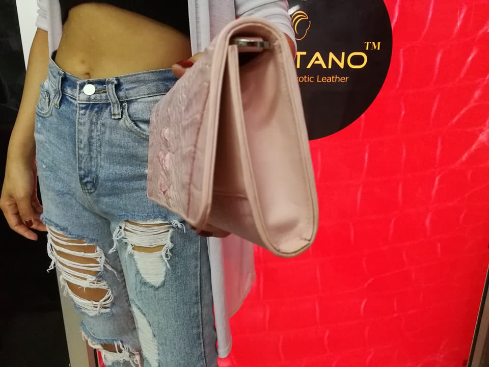 กระเป๋าสะพายหนังจระเข้แท้ แบบคลัทซ์ สีชมพู รหัส CRW1217W-09-PI2